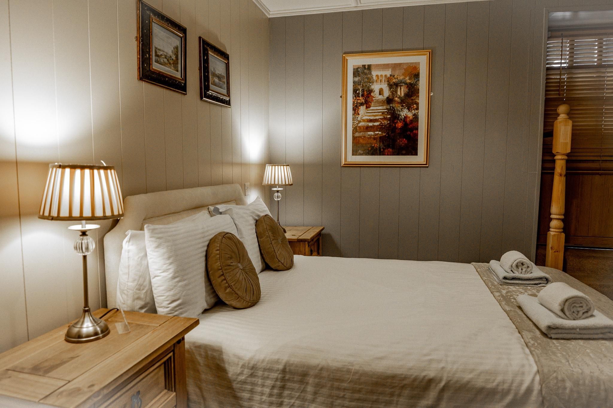 Double room-Standard-Ensuite with Shower