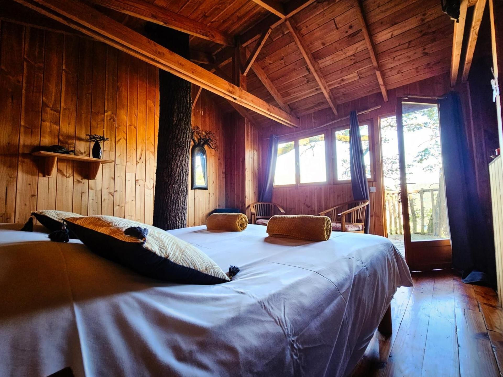 Deluxe Double Room (2 Adults + 1 Child)