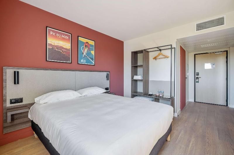 Superior Room - 1 King Bed