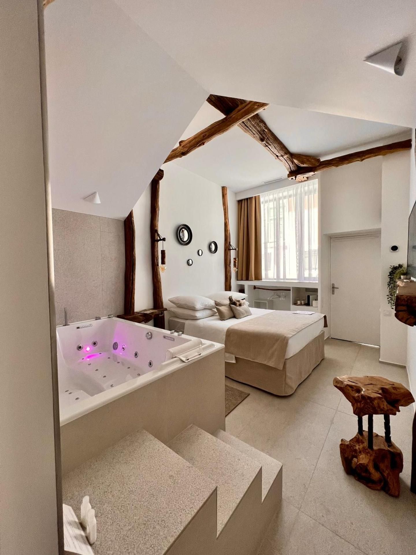 Queen Suite with Spa Bath