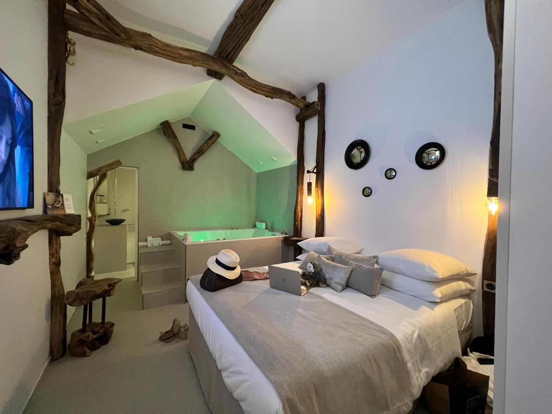 Queen Suite with Spa Bath