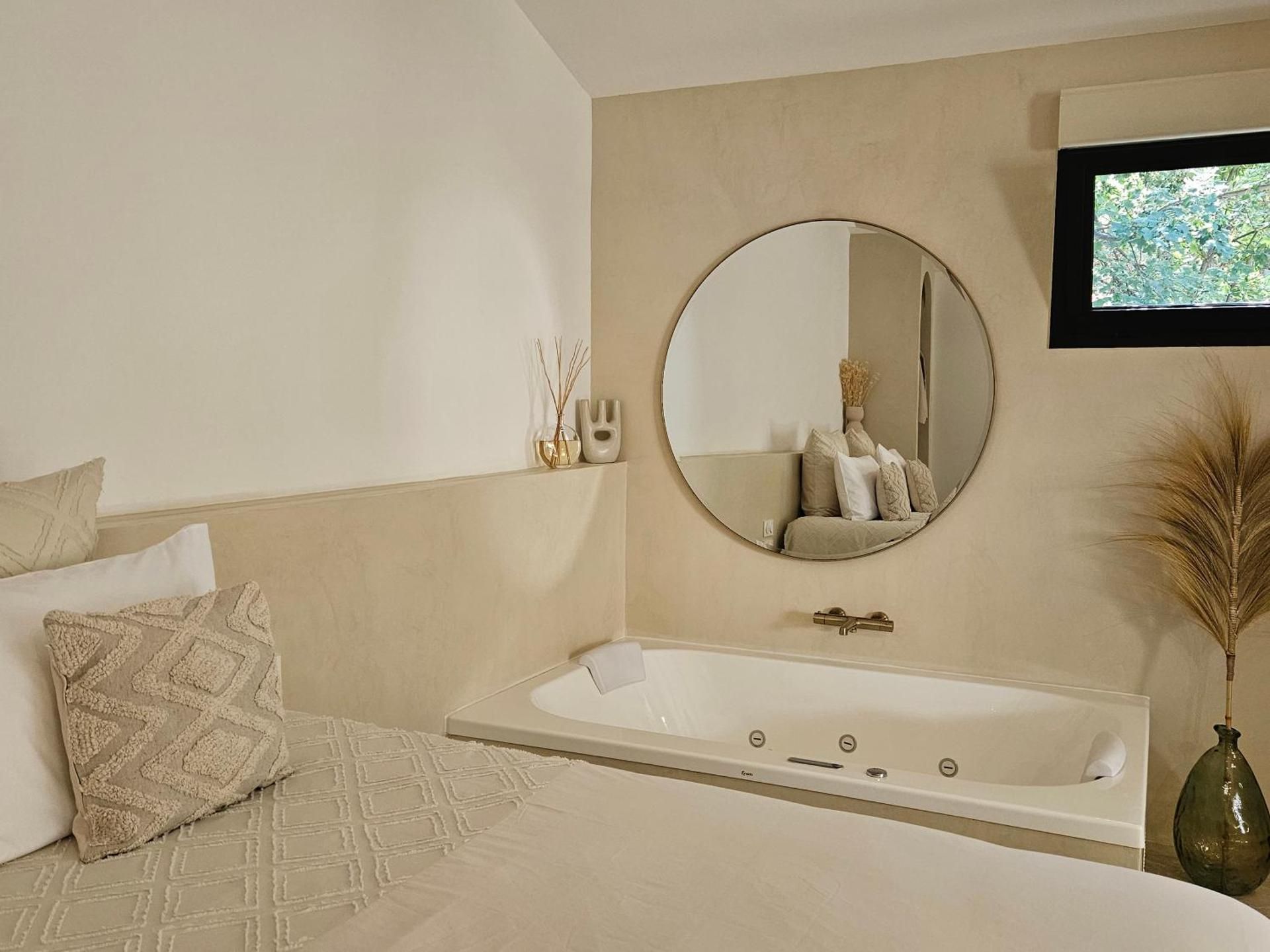 Studio with Spa Bath