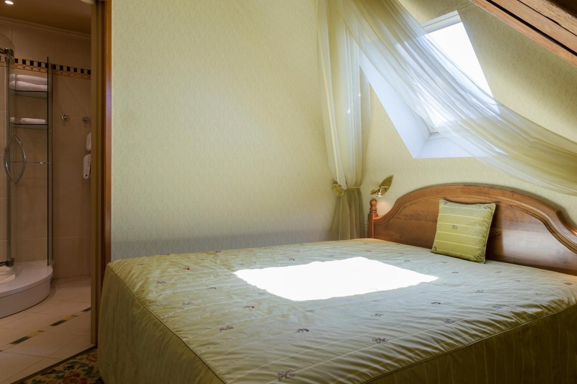 Queen Room with Hydro Massage Shower