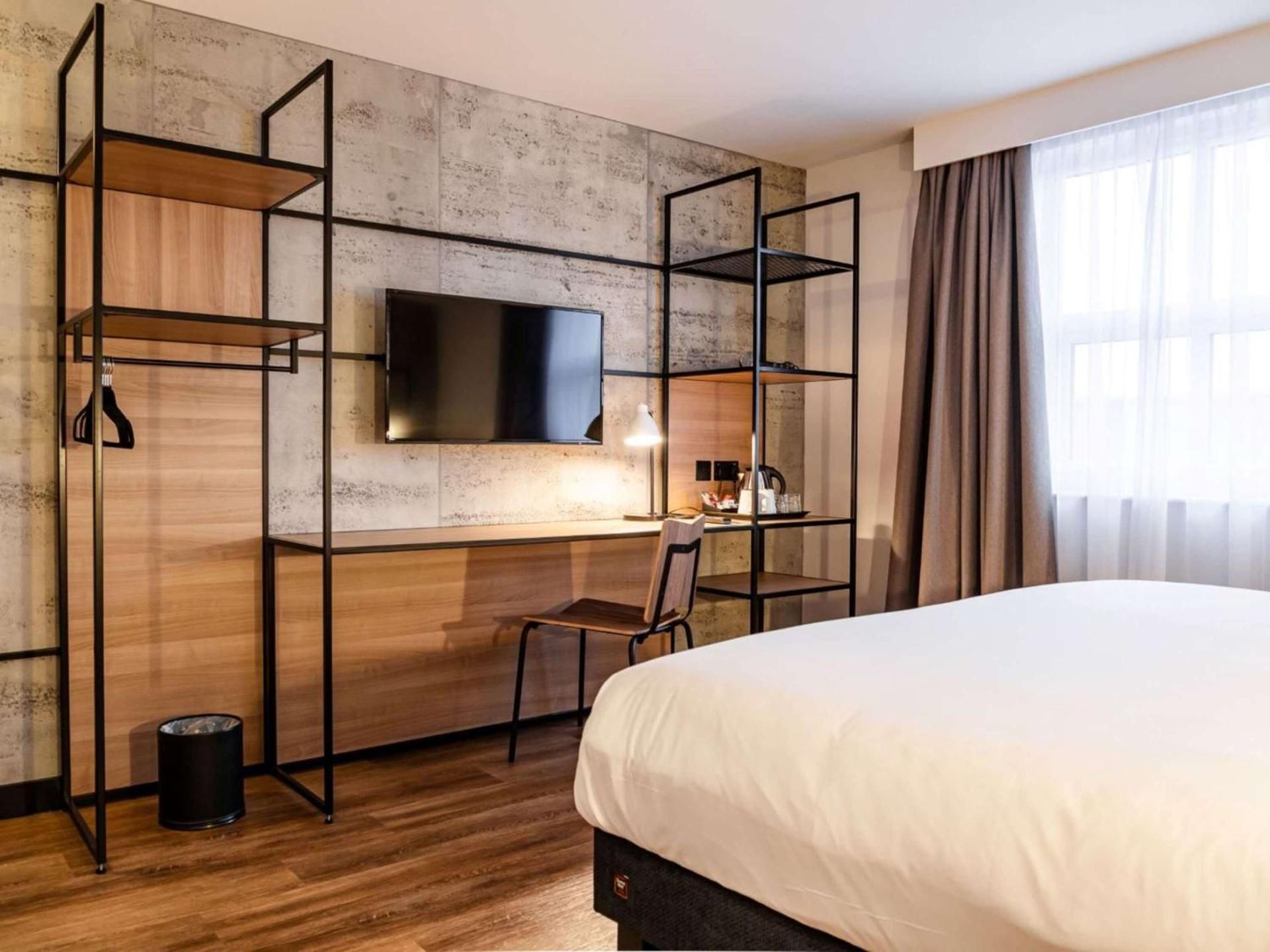 Standard Room with 1 Double Bed and 2 Single Beds