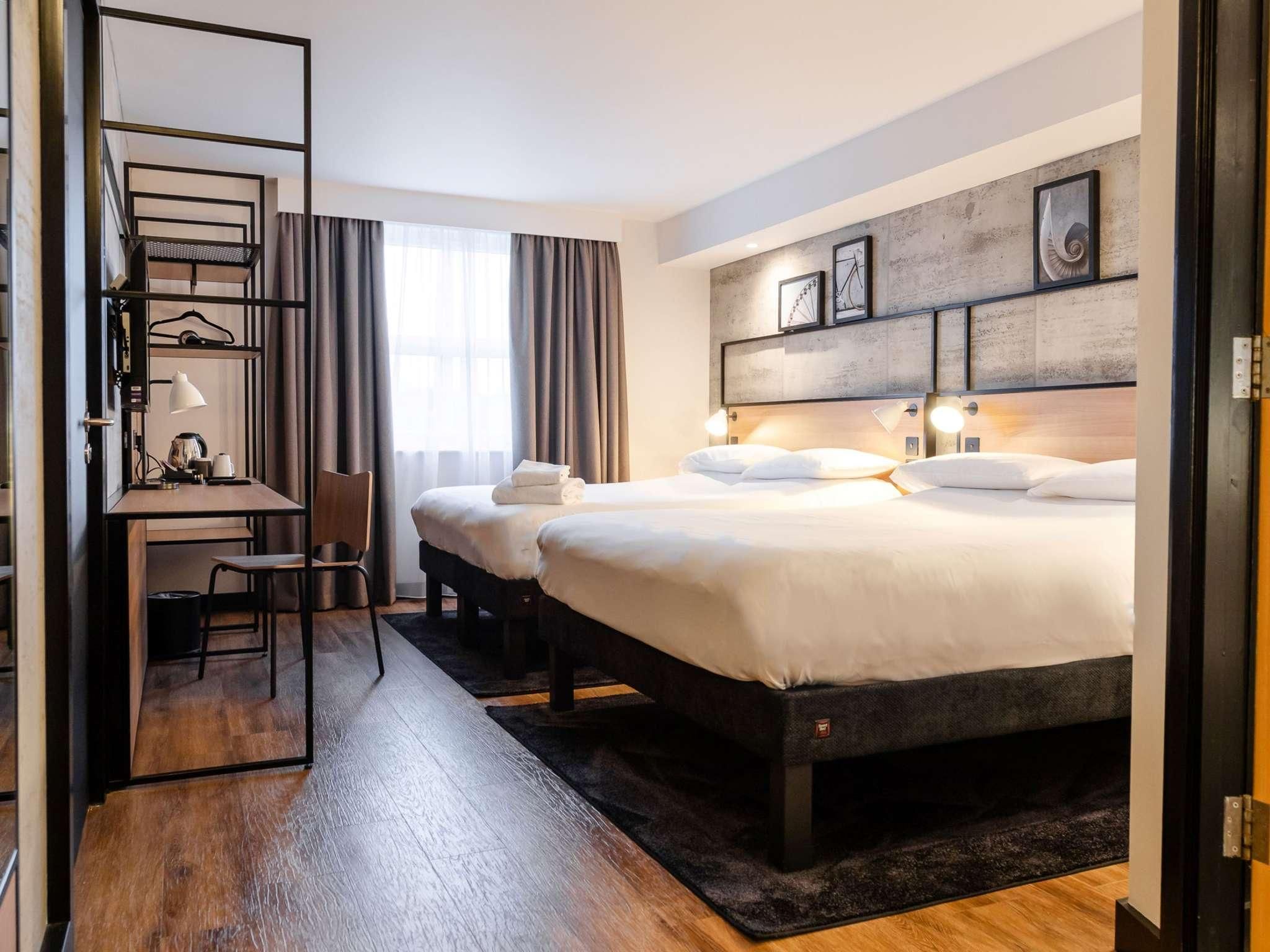Standard Room with 1 Double Bed and 2 Single Beds