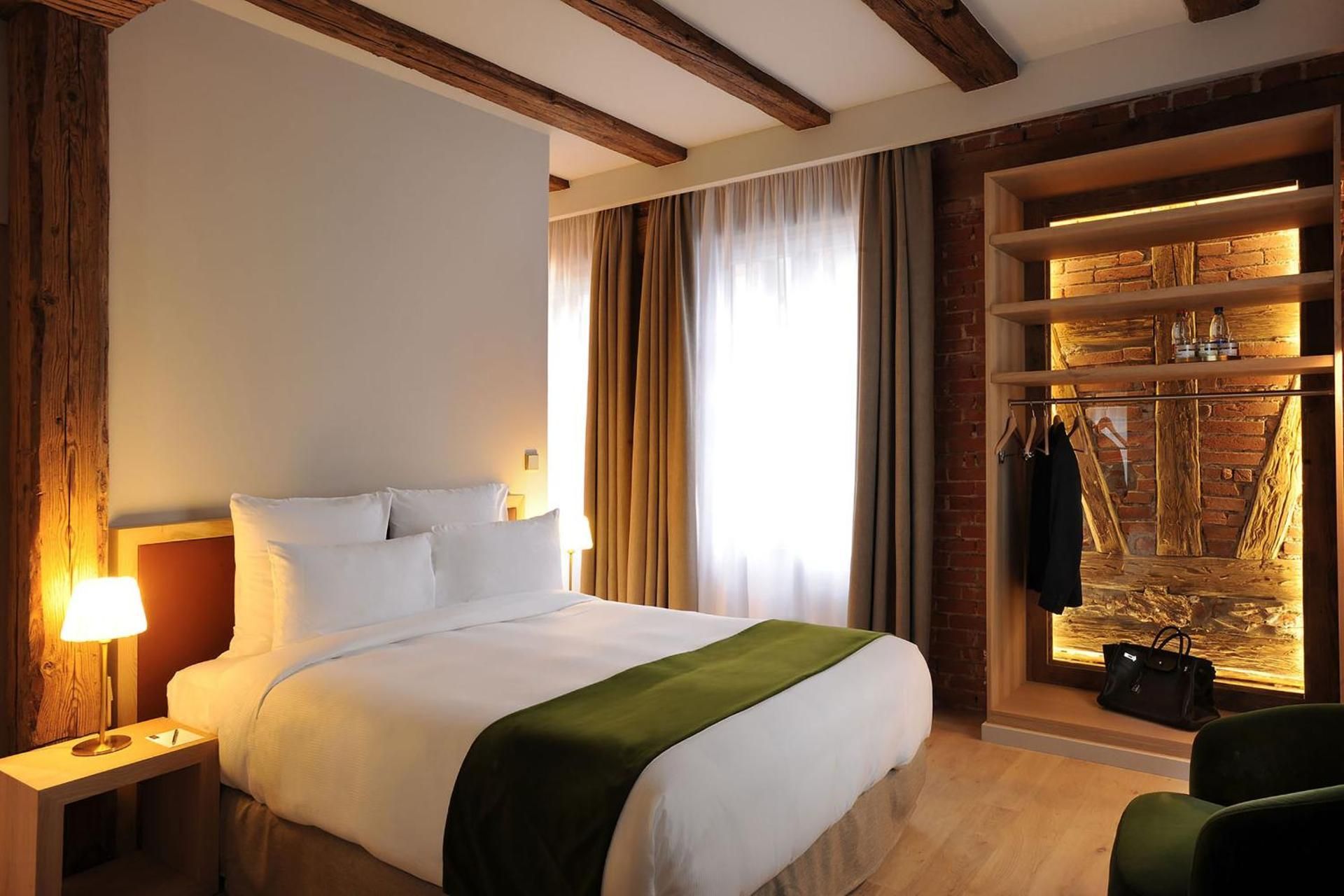 Classic Room with 1 queen-size bed