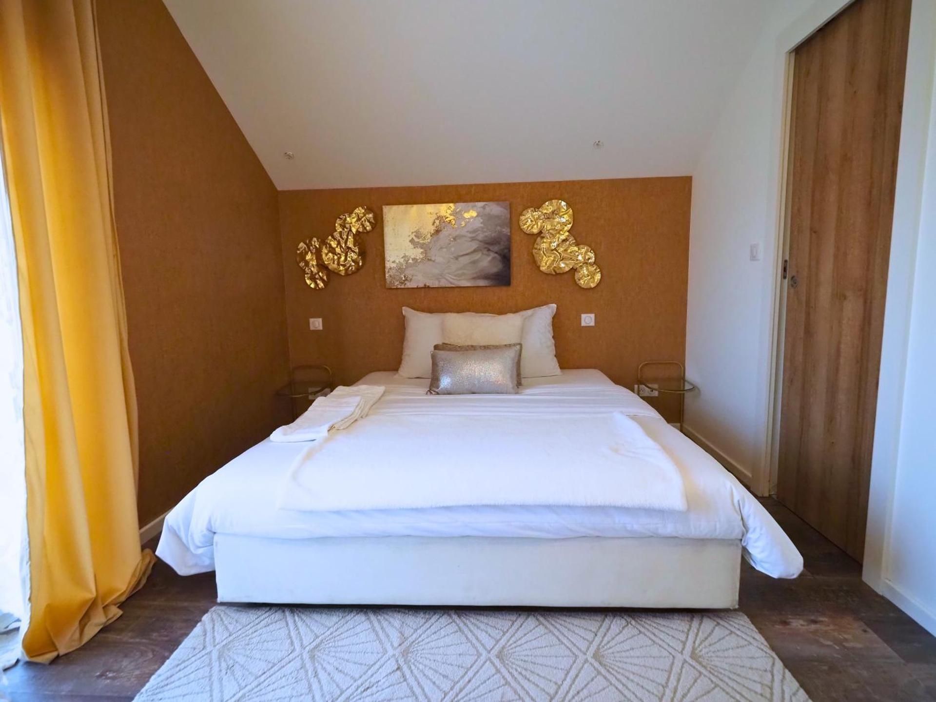 Deluxe Double Room with Shower