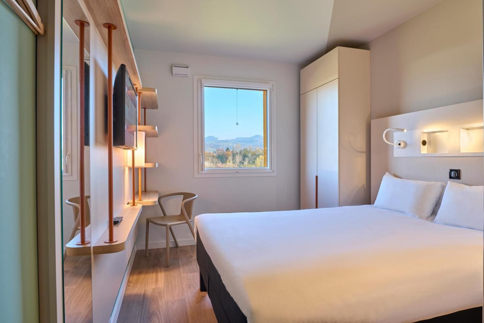 TRIPLE ROOM with 1 Double Bed and 1 Retractable Bed
