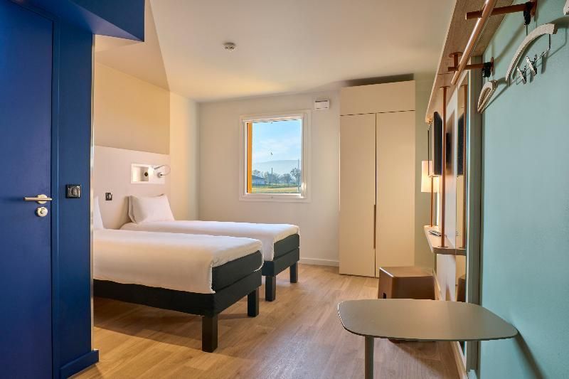 Triple Room With 2 Single Beds And 1 Fold-Away Bed