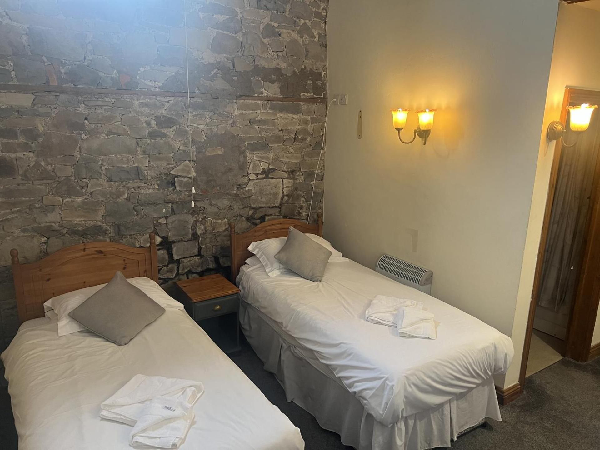 Twin room-Basic-Ensuite