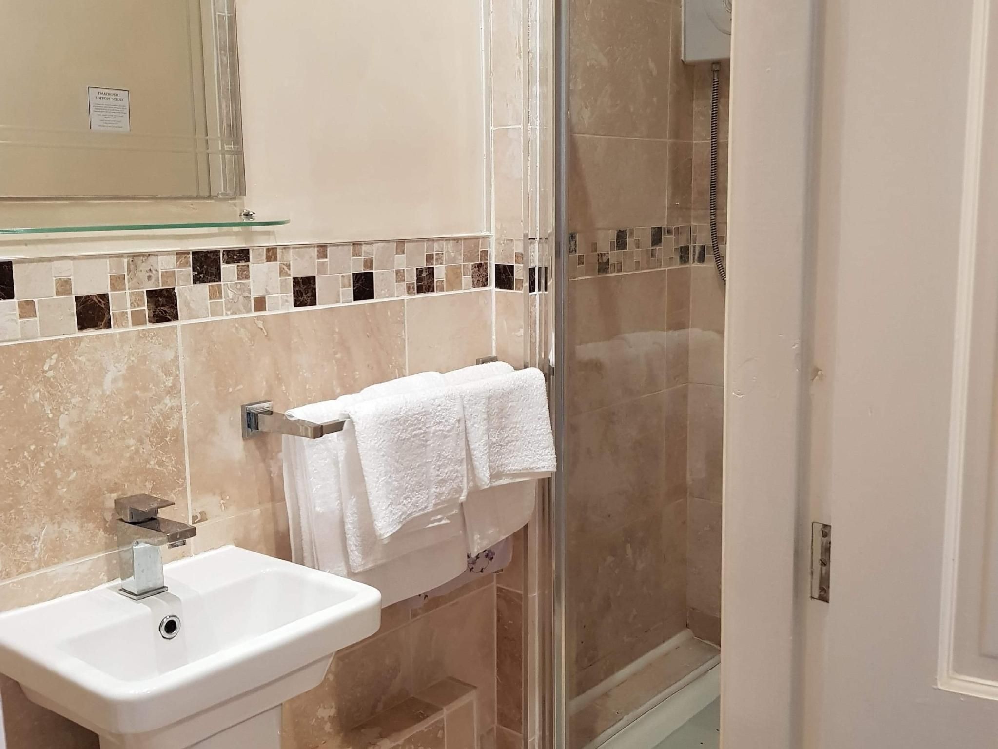 The Pavilion Guest House Twin room-Street View-Ensuite with Shower 2