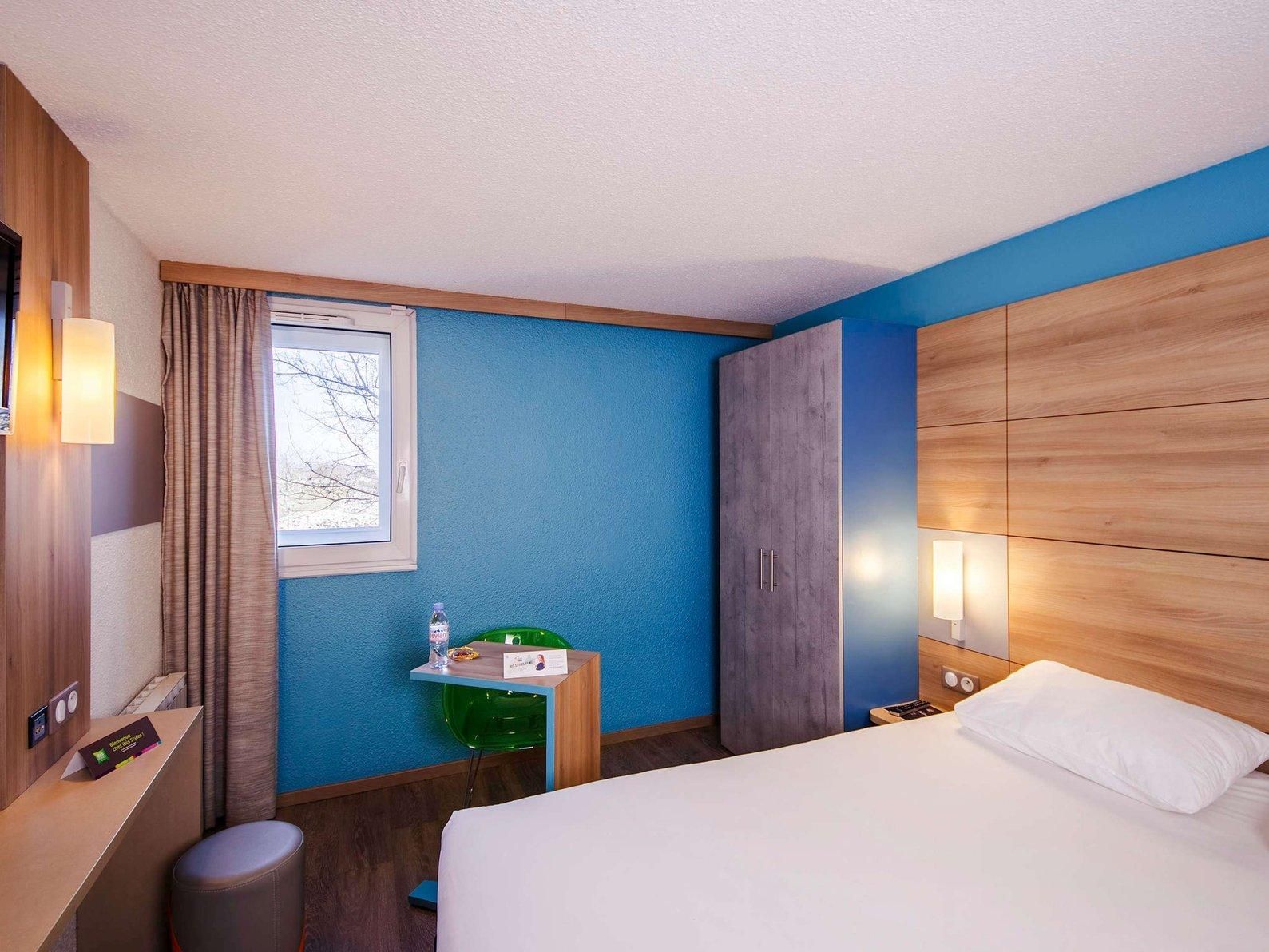 Standard room with a double bed