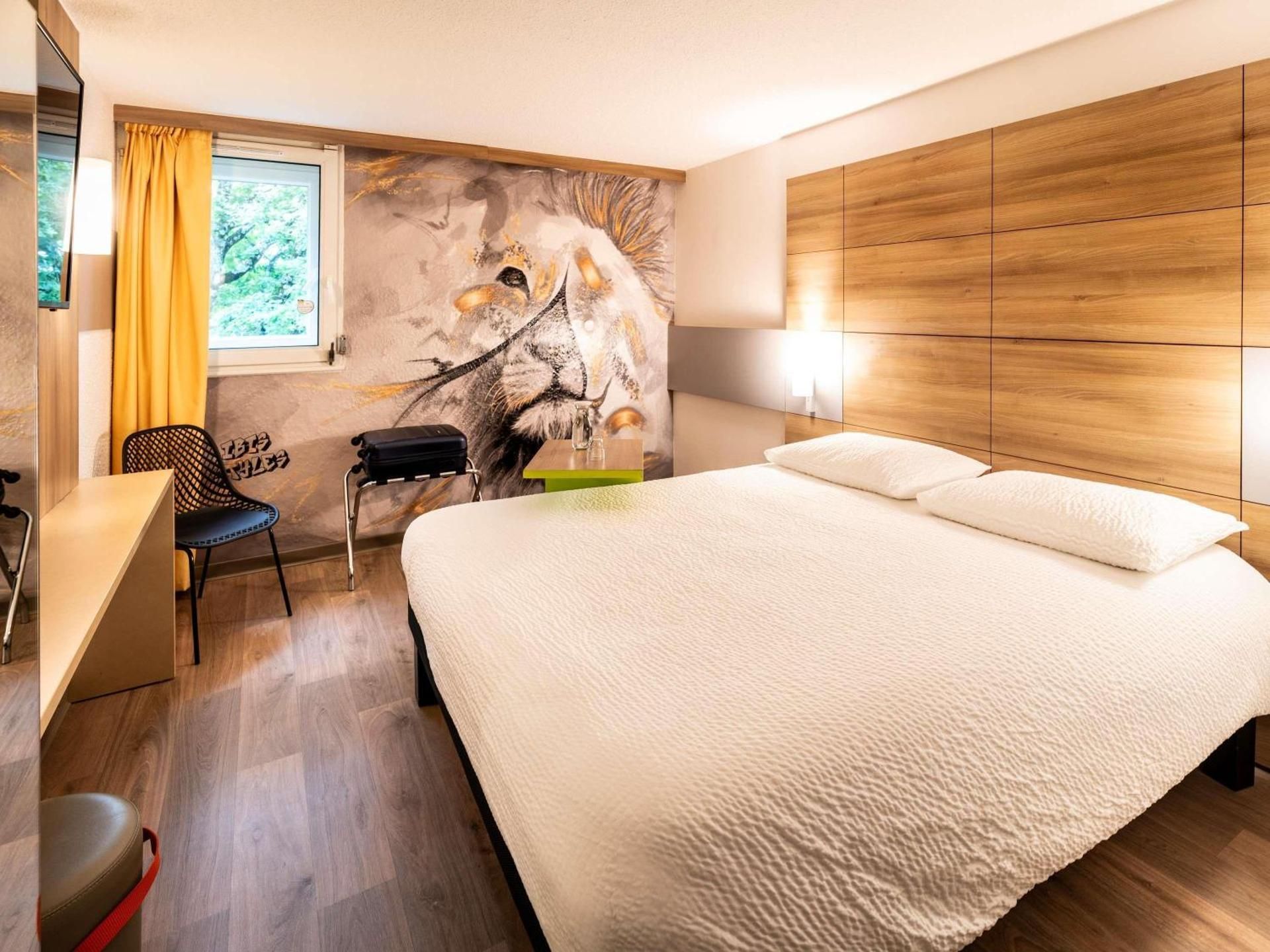 Standard Room with 1 Double and 1 Single Bed