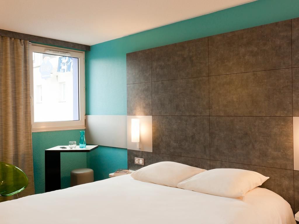 Standard room with a double bed