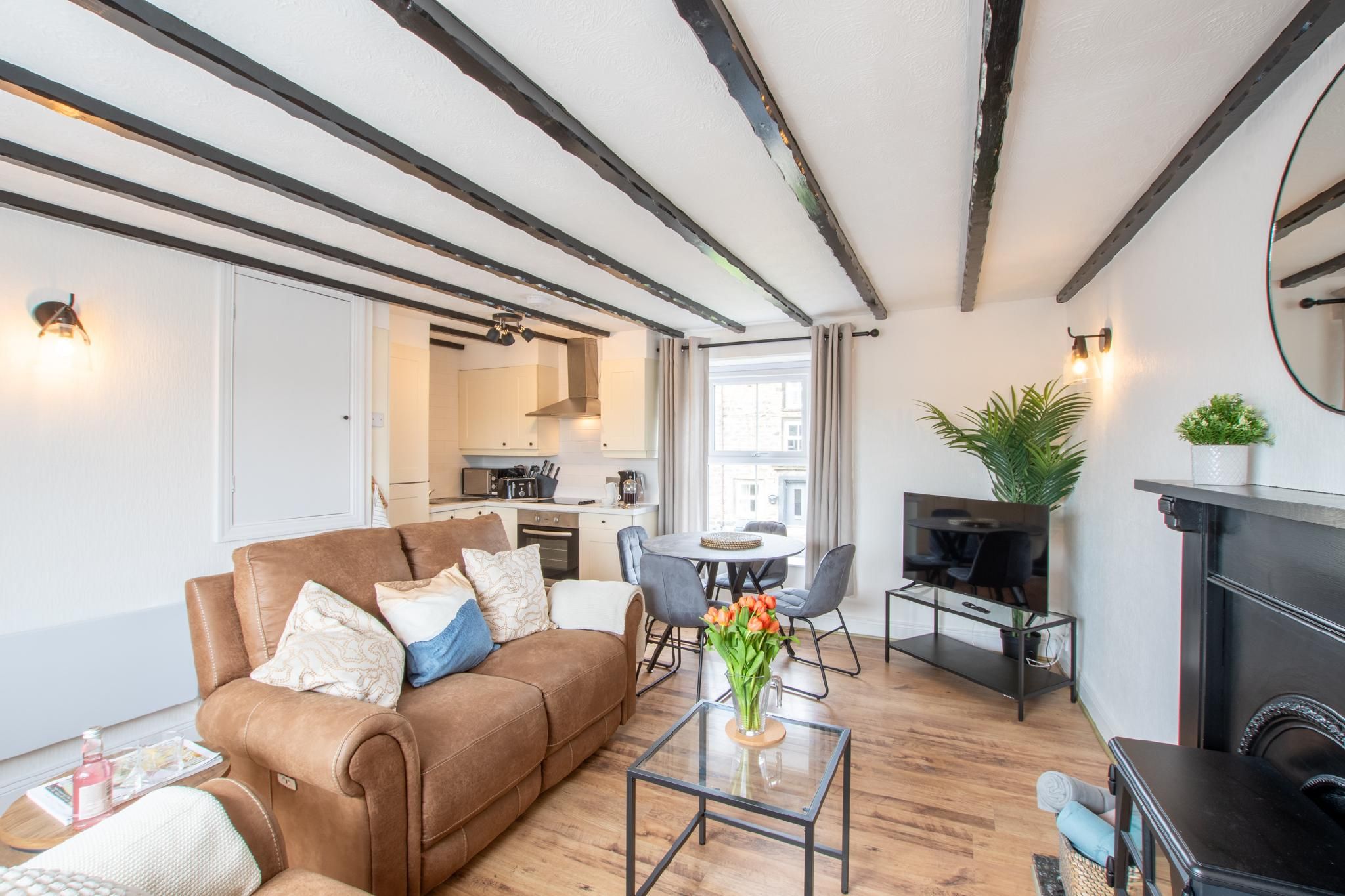 Northern Hideaways, Castle View  Classic-Cottage-Ensuite 2