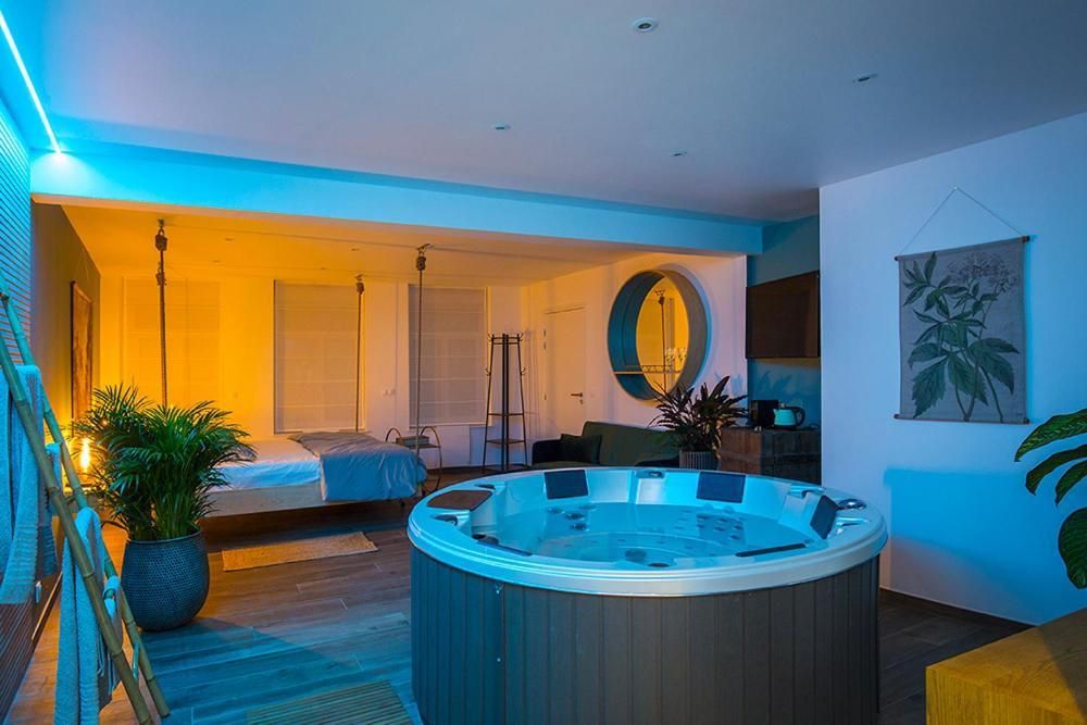 Studio with Spa Bath