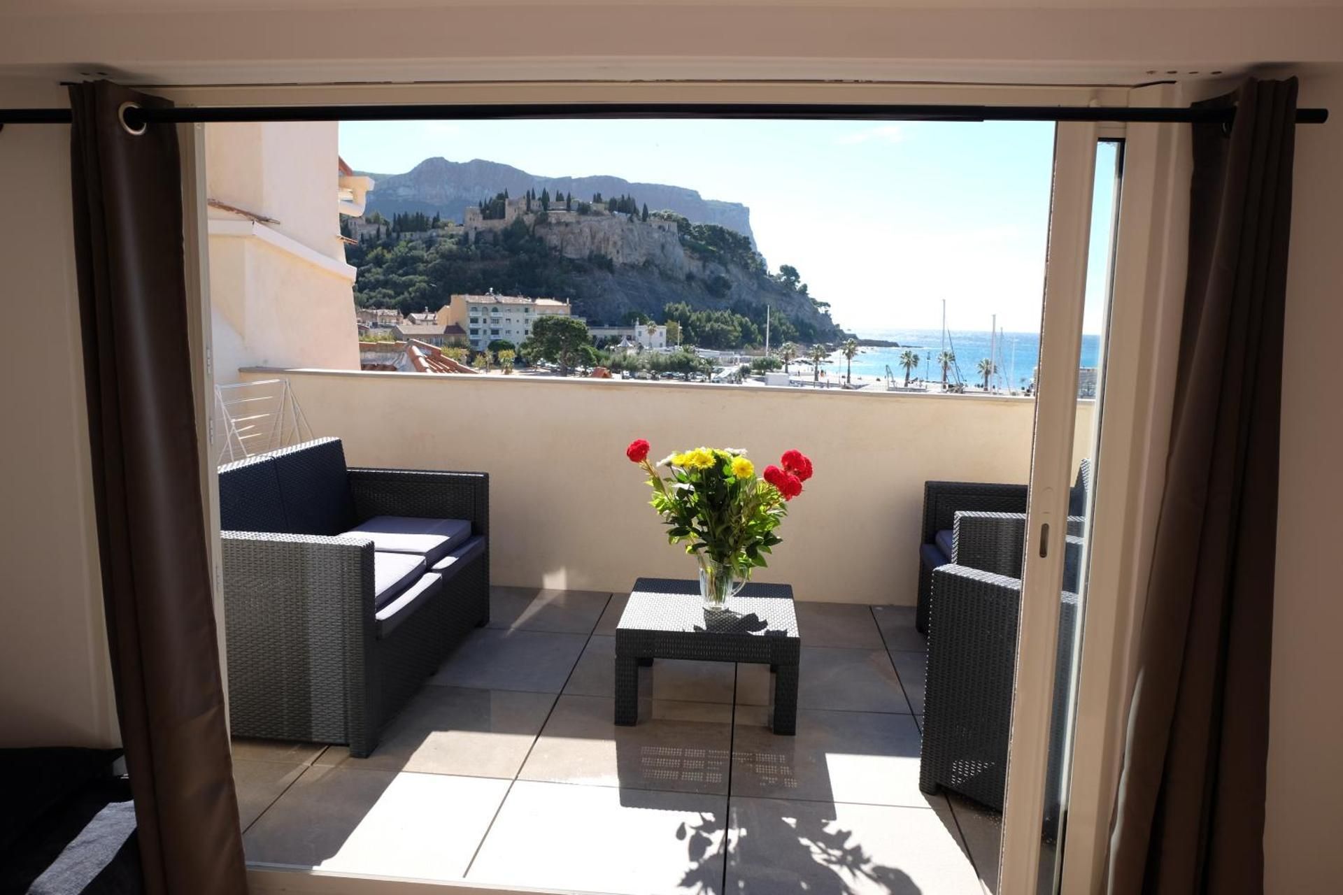 Apartment with Terrace and Sea View