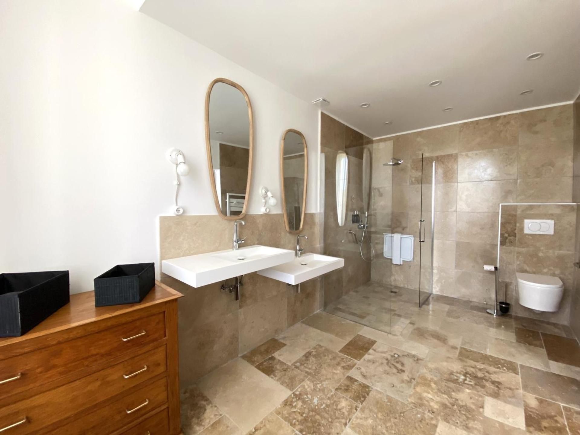 King Room with Roll-In Shower - Disability Access