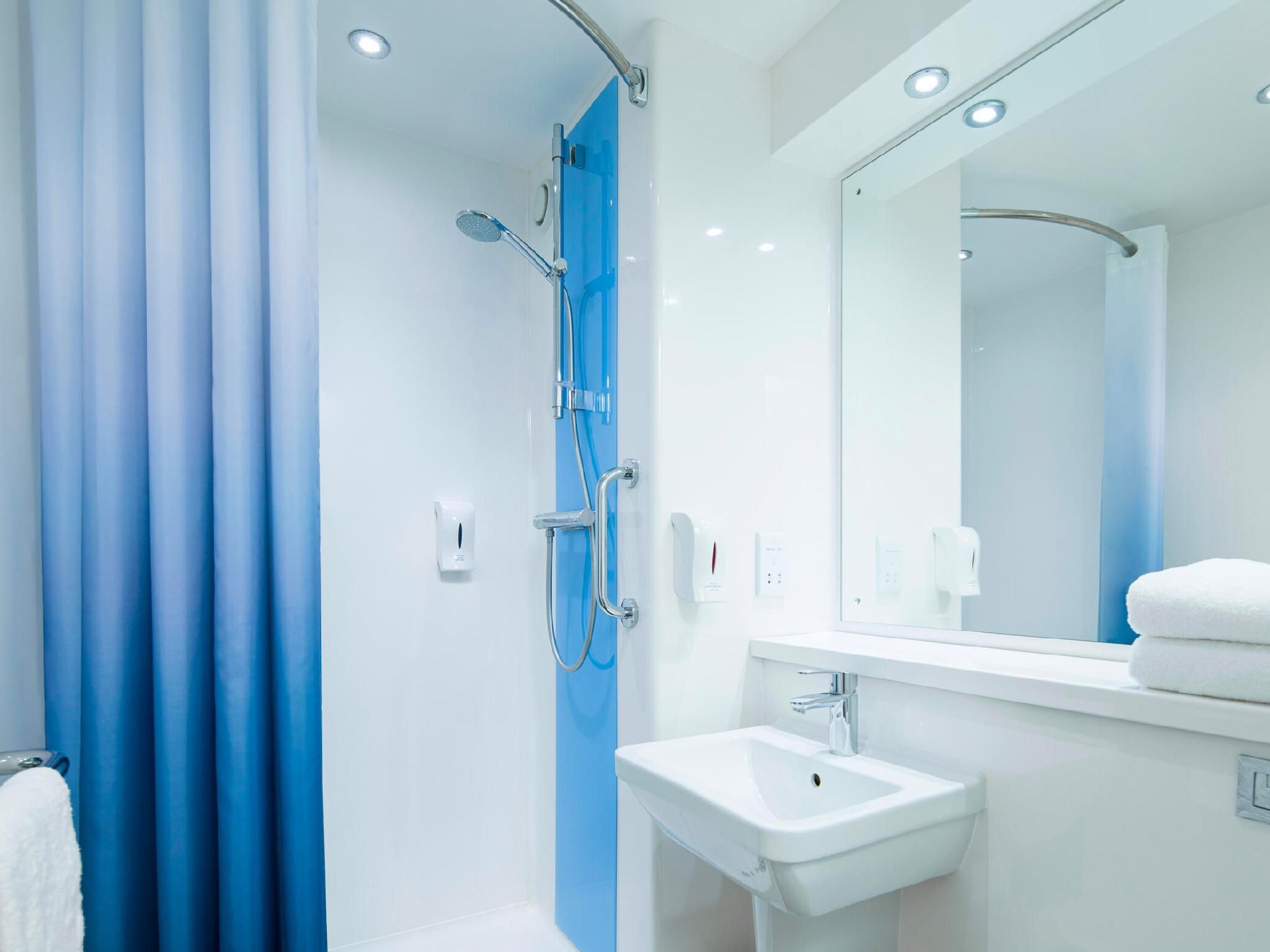 Travelodge Winnersh Triangle Double Room 3