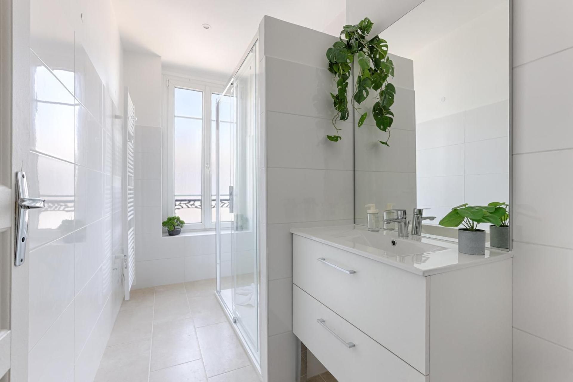 One-Bedroom Apartment With City View