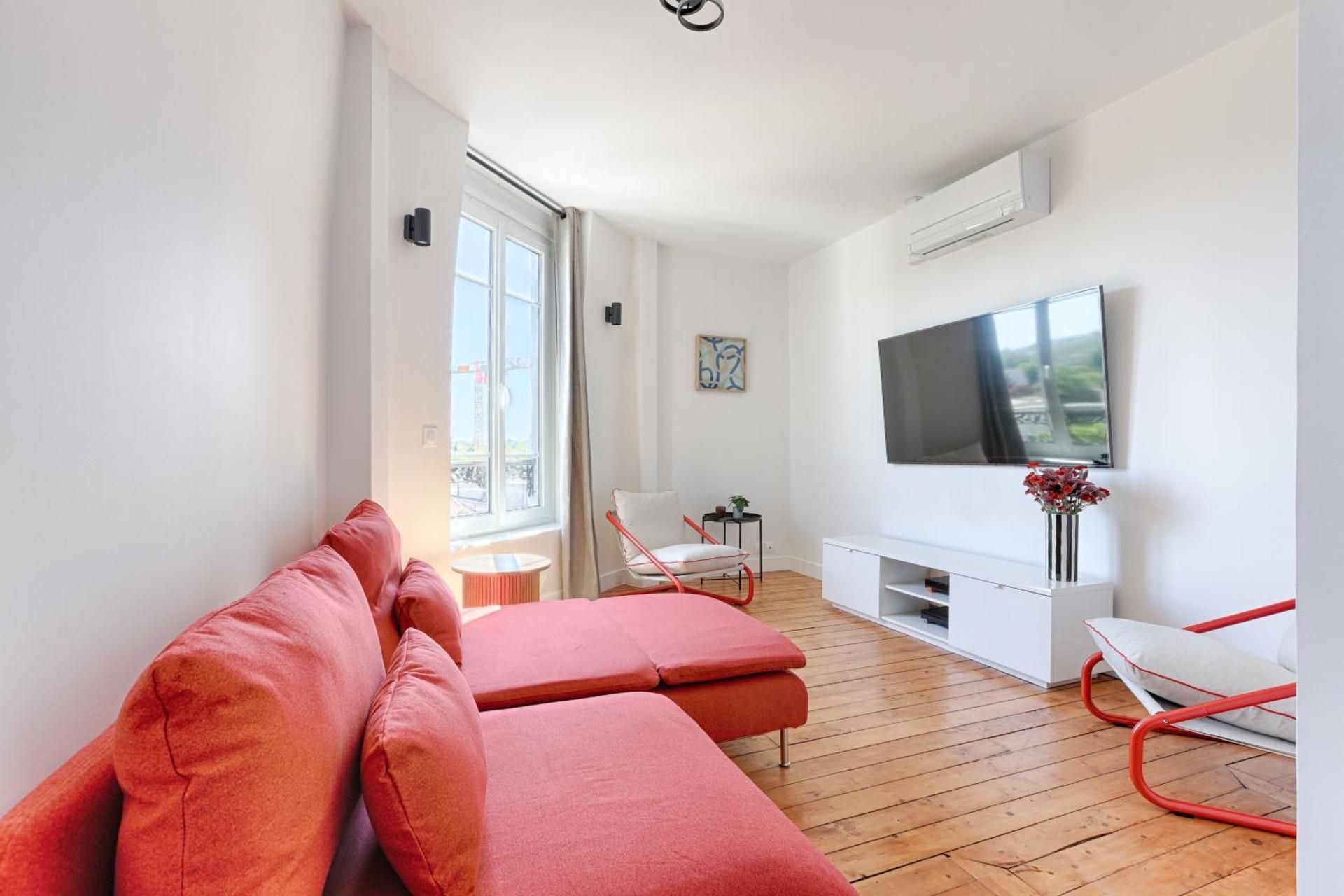 One-Bedroom Apartment With City View