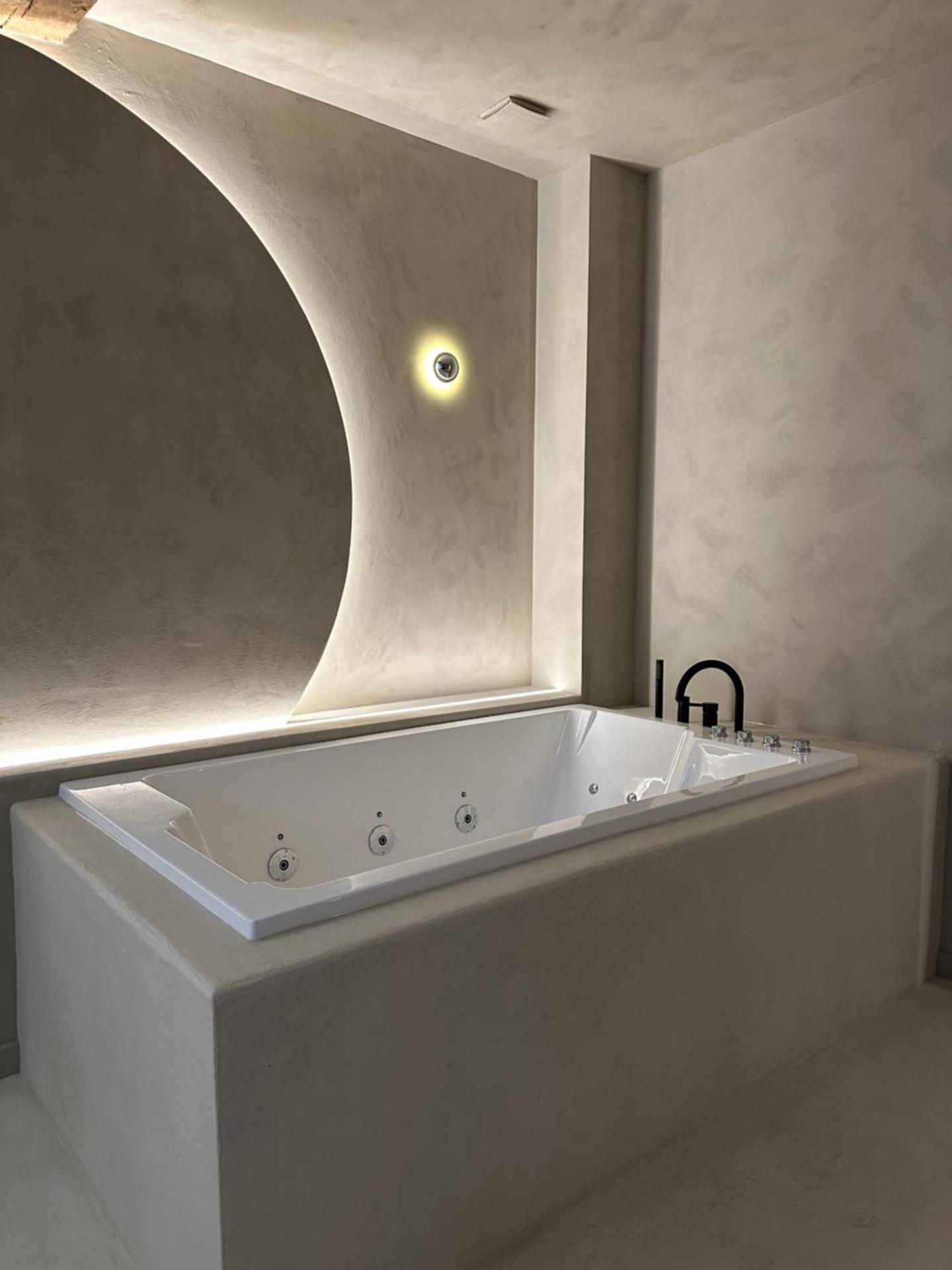 Queen Suite with Spa Bath