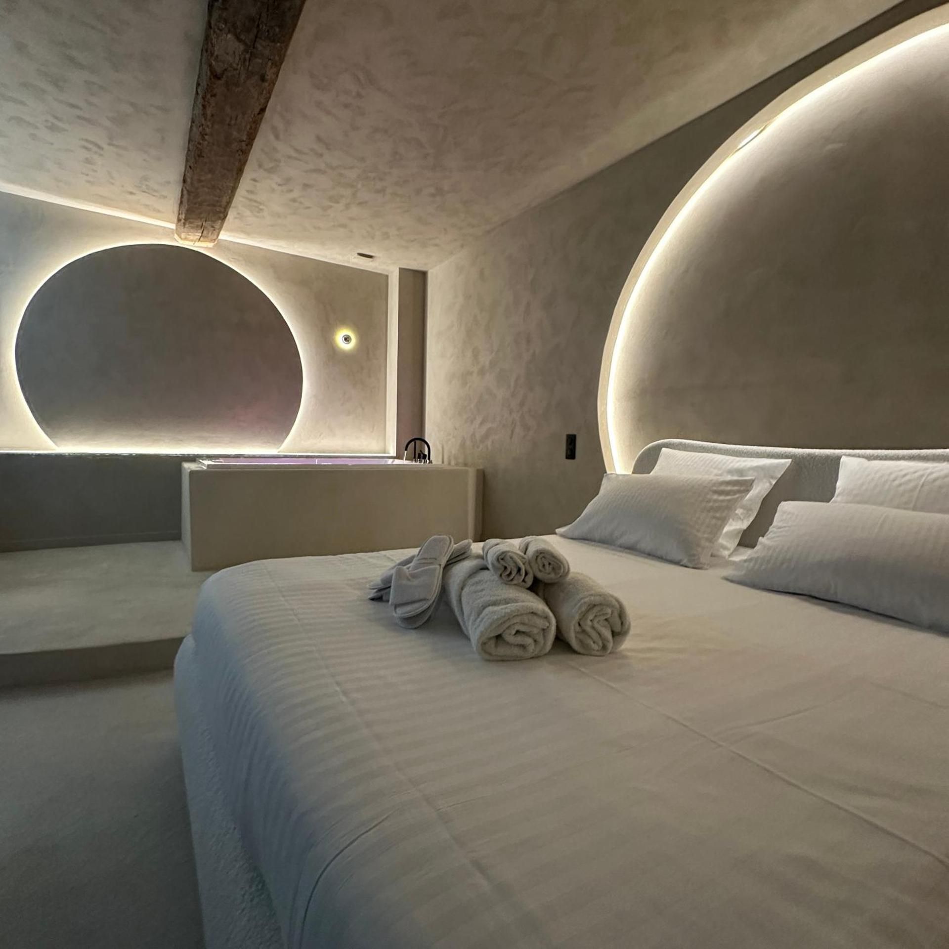 Queen Suite with Spa Bath