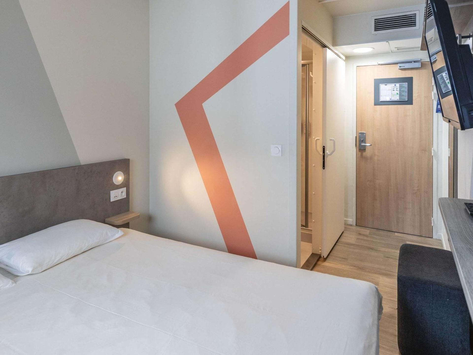 Standard room with one double bed and bathroom with shower