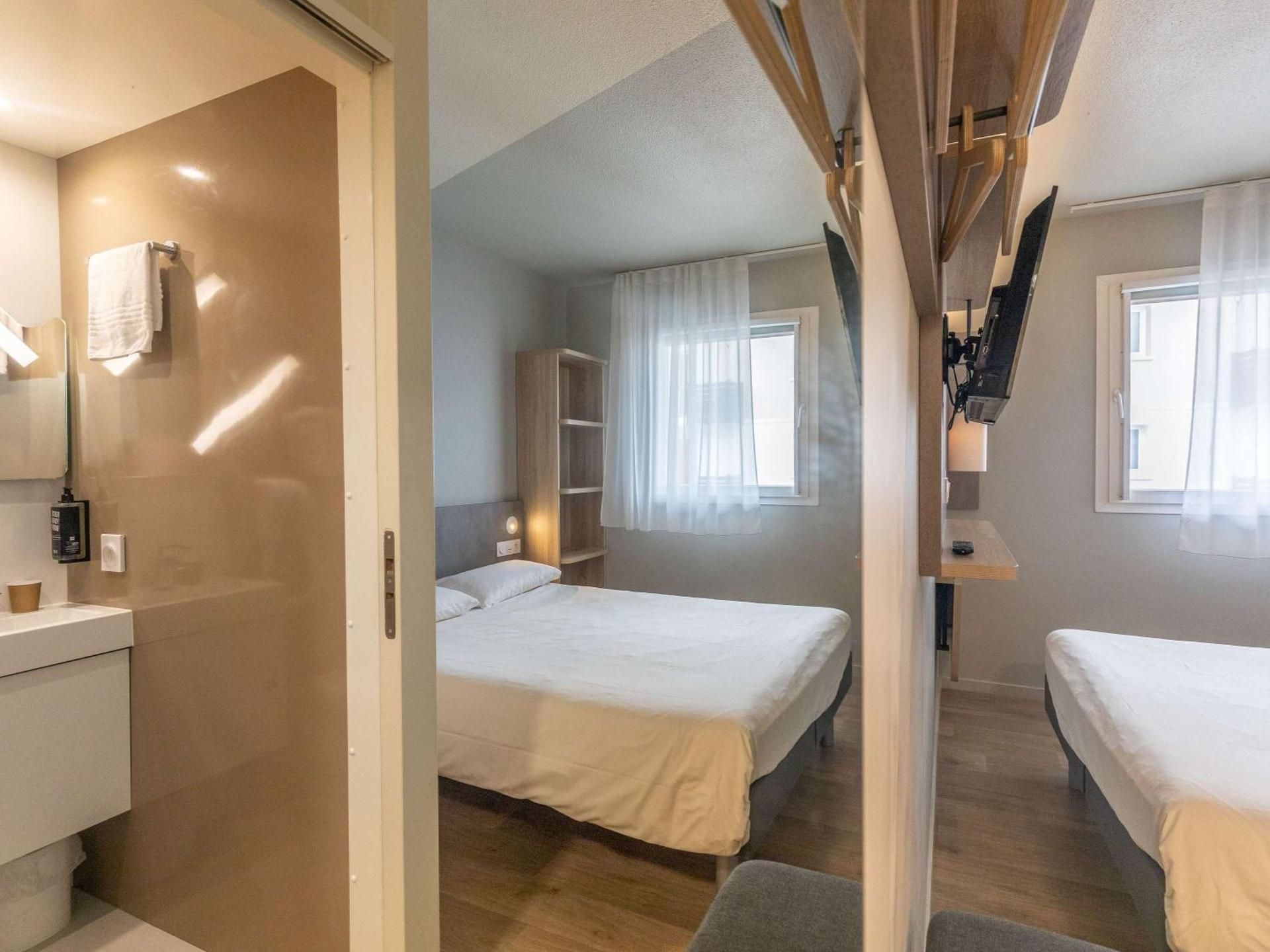 Standard room with one double bed and bathroom with shower