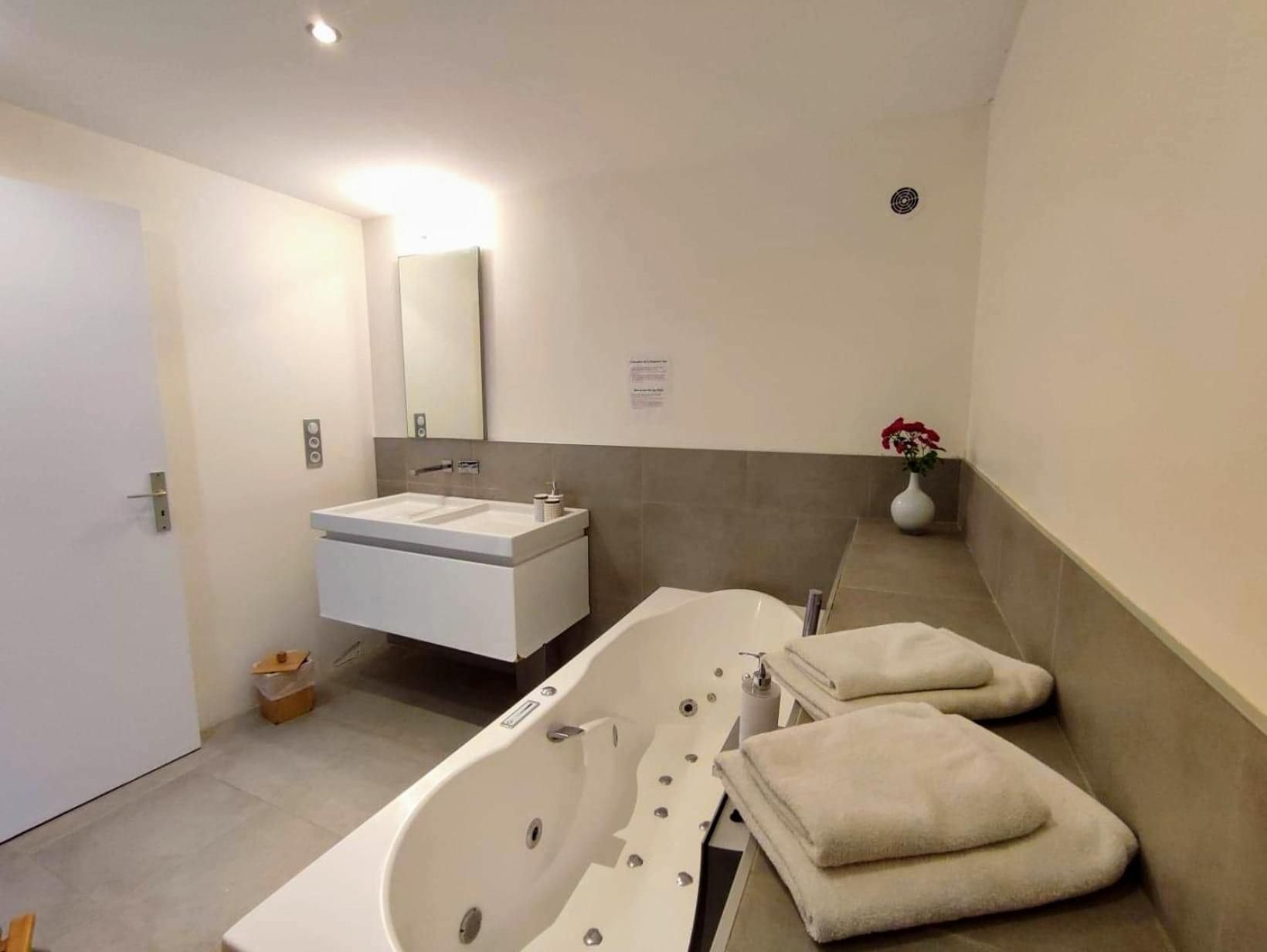 King Room with Spa Bath
