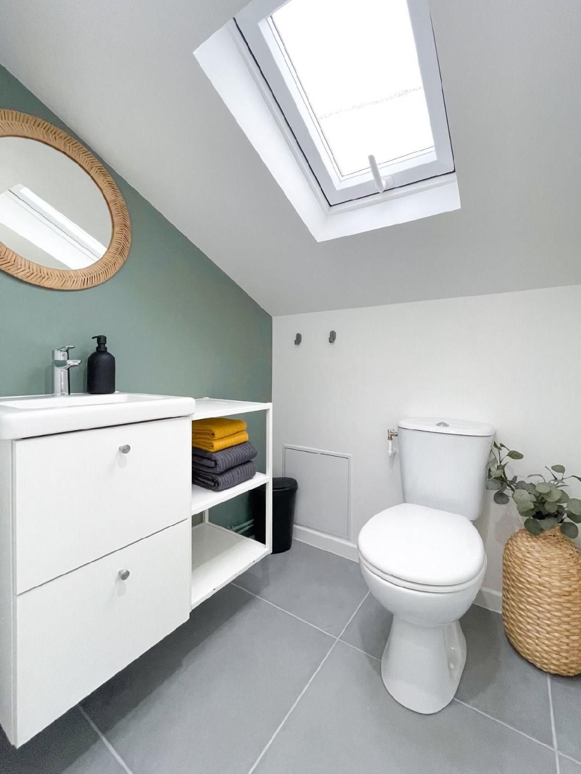 Le Petit Corbeil-Appartement-en Ville-Salle de bain-Vue ville