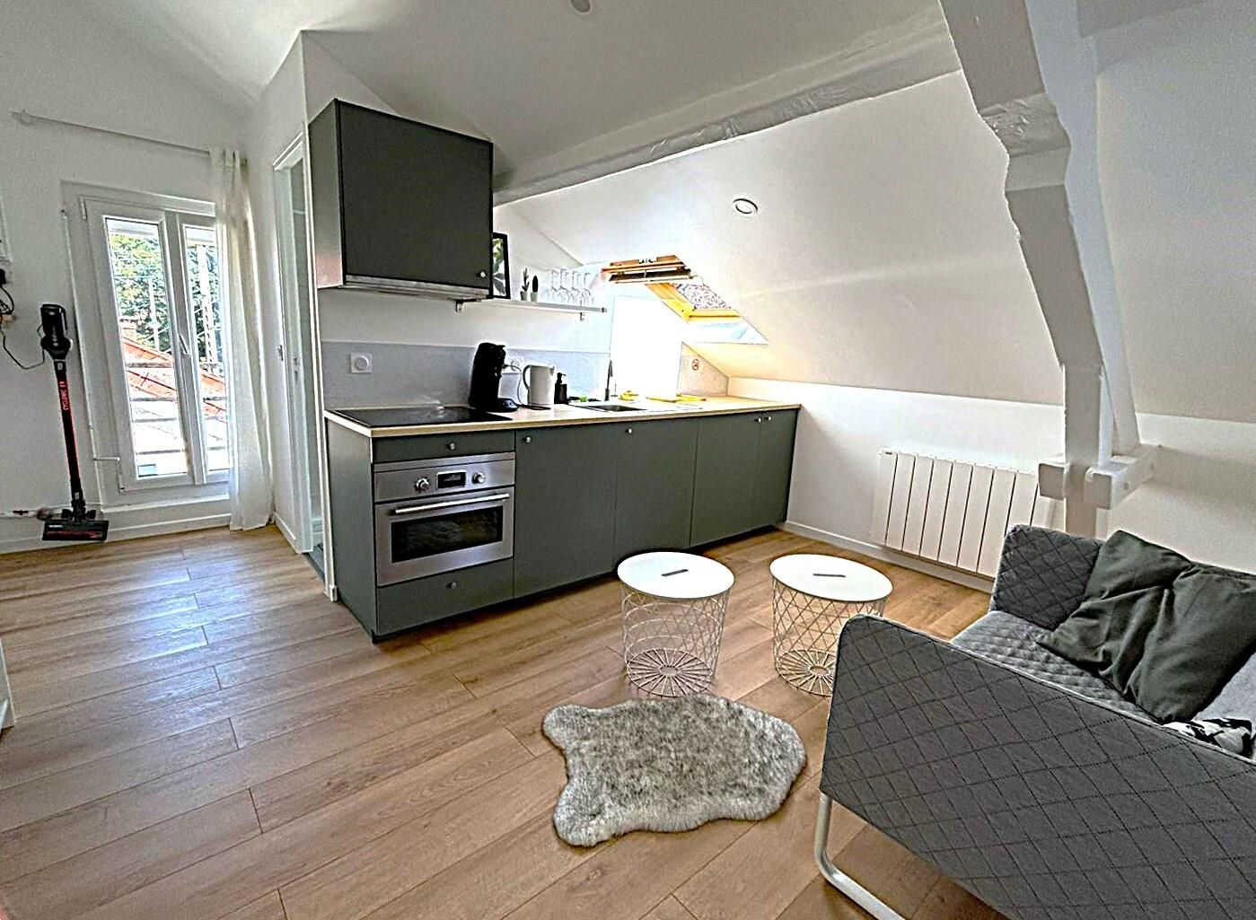 Le Petit Corbeil-Appartement-en Ville-Salle de bain-Vue ville