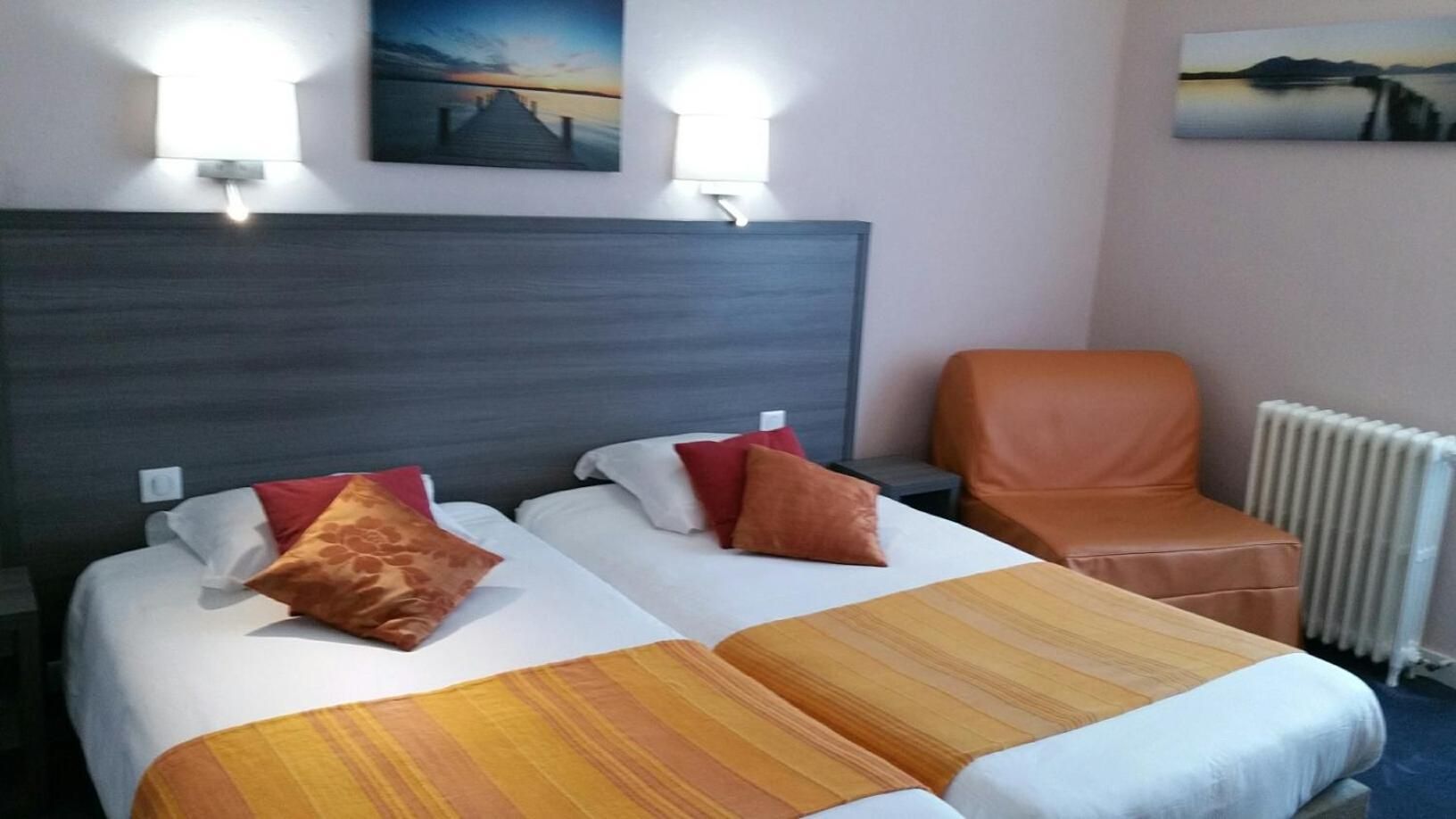 Twin Room with Bath - Port Side