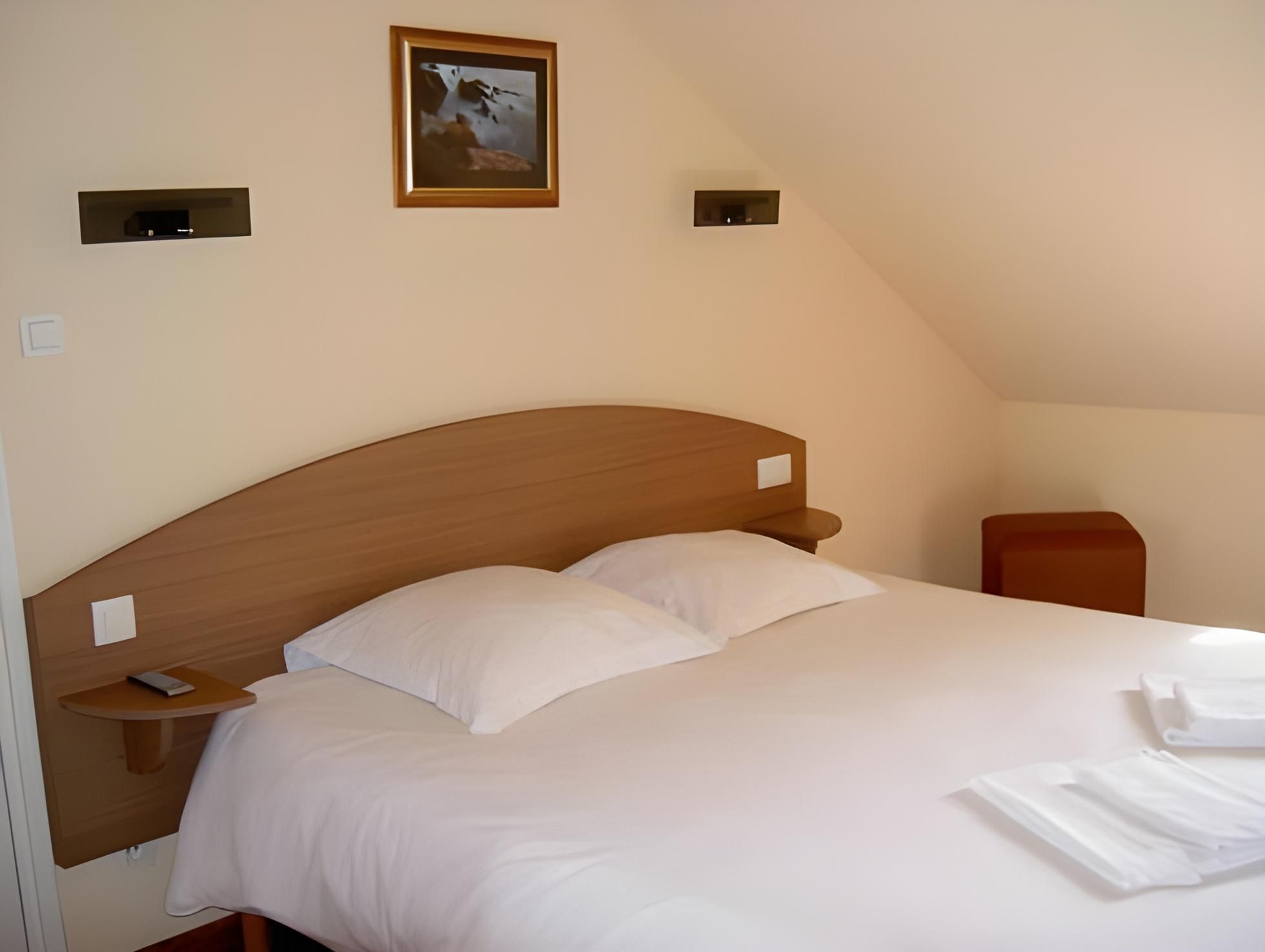 Double Room With Shower overlooking Port Rhu
