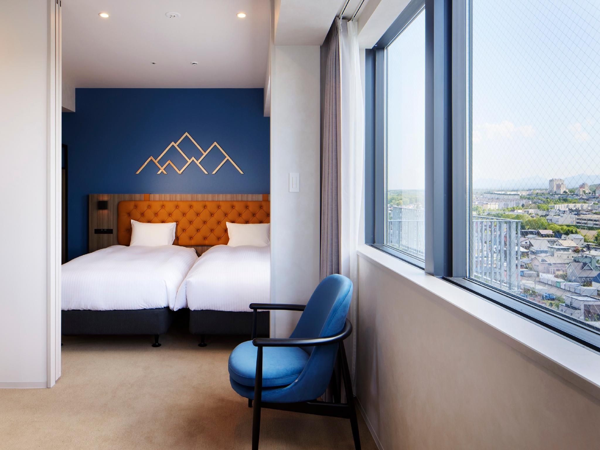 Starlight Floor Suite with ES CON FIELD View