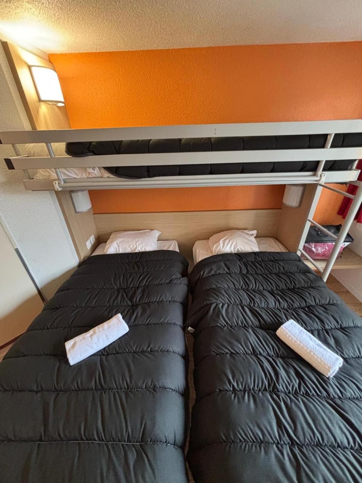 Triple Room (2 single bed + 1 Bunk Bed)    