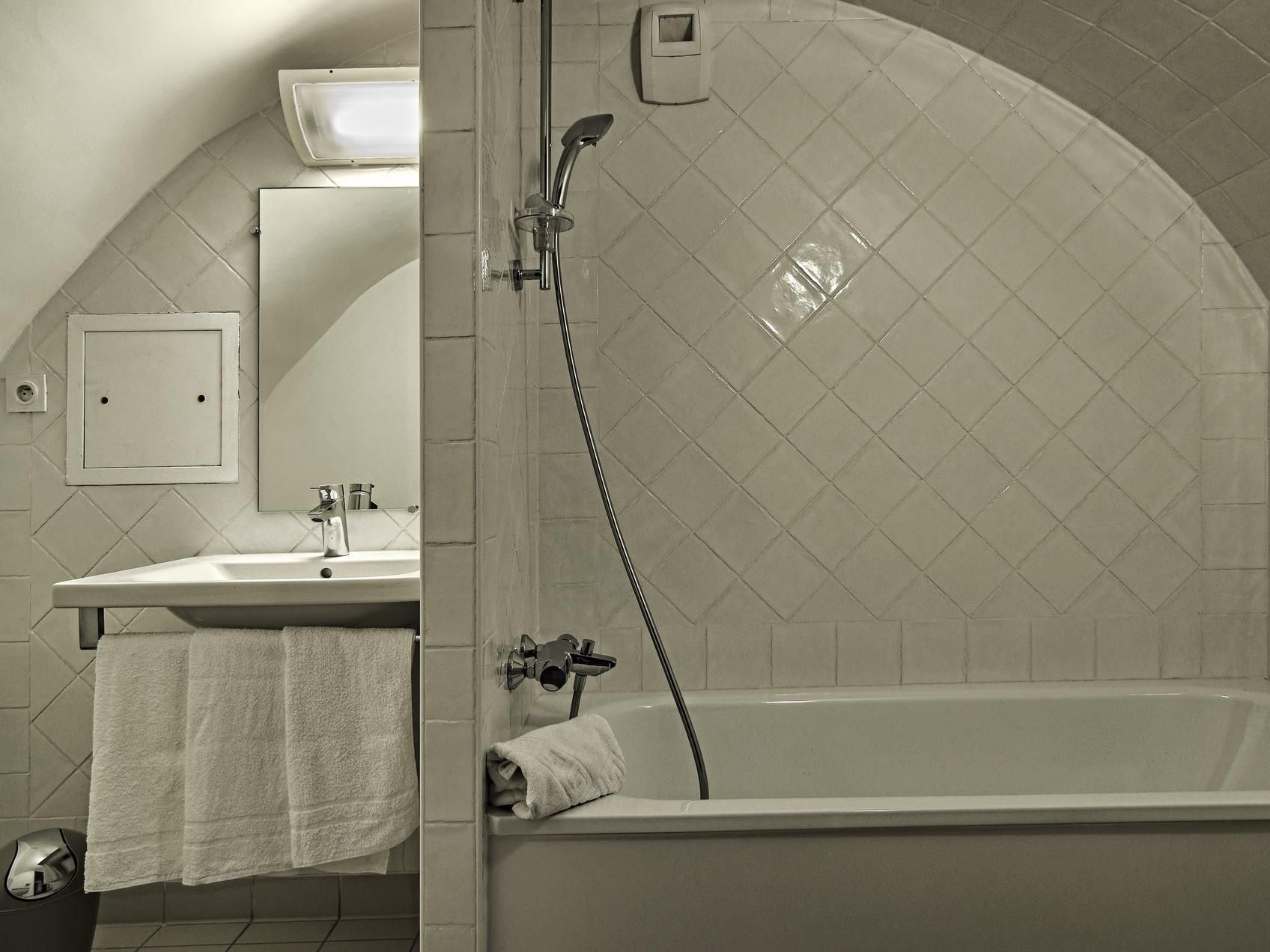 Hôtel GALILEE  Double-Signature-Salle de bain et douche-Vue historique 2