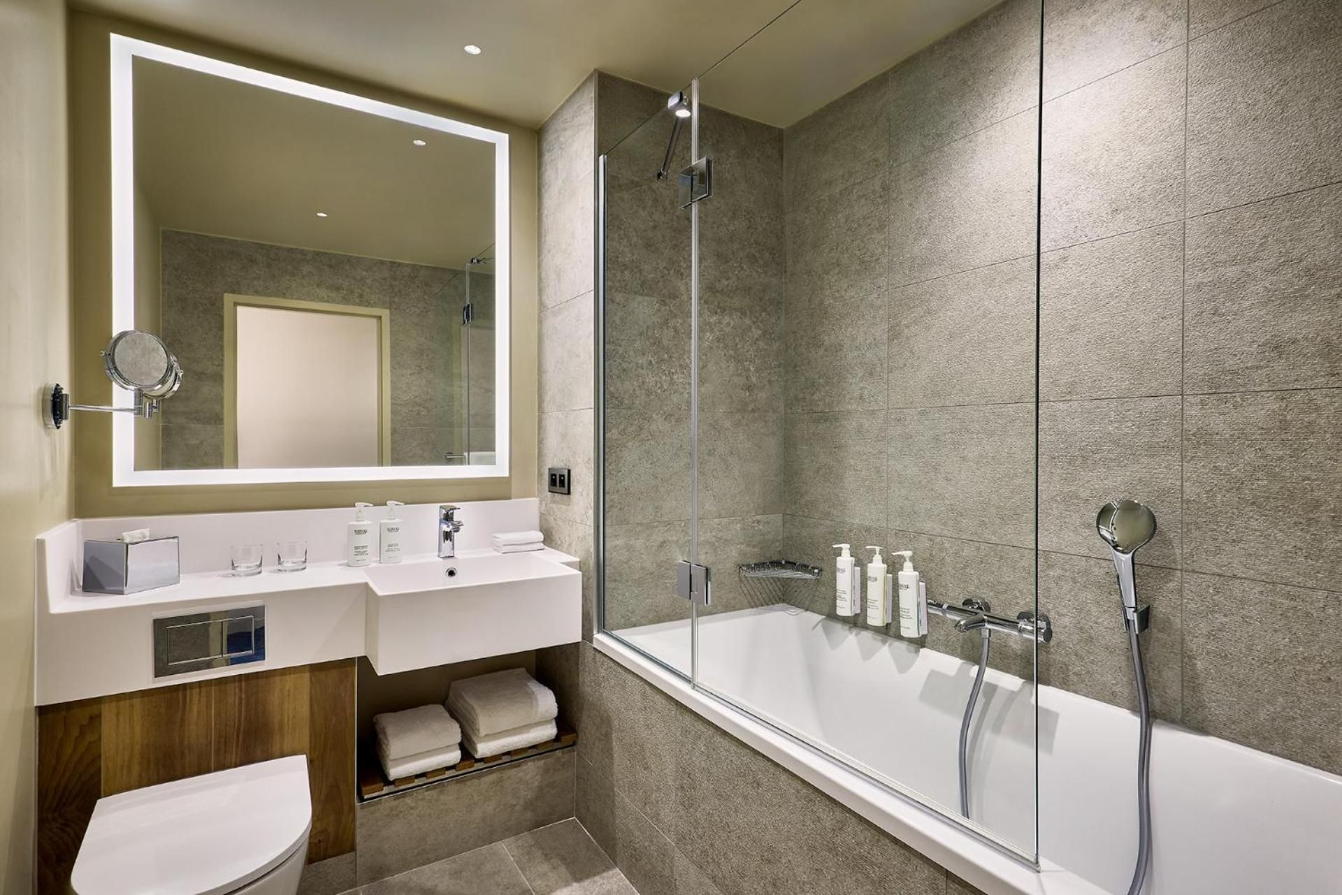 Courtyard by Marriott Lyon Eurexpo Stadium Junior Suite with One Double Bed and Sofa Bed 3