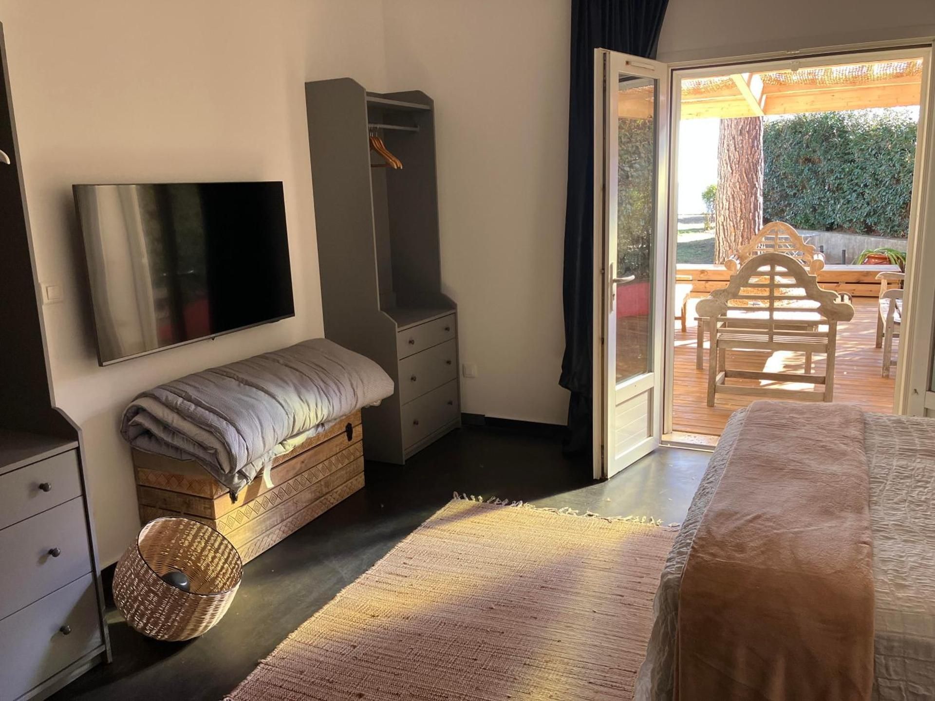 Deluxe Room (2 Adults + 1 Child)