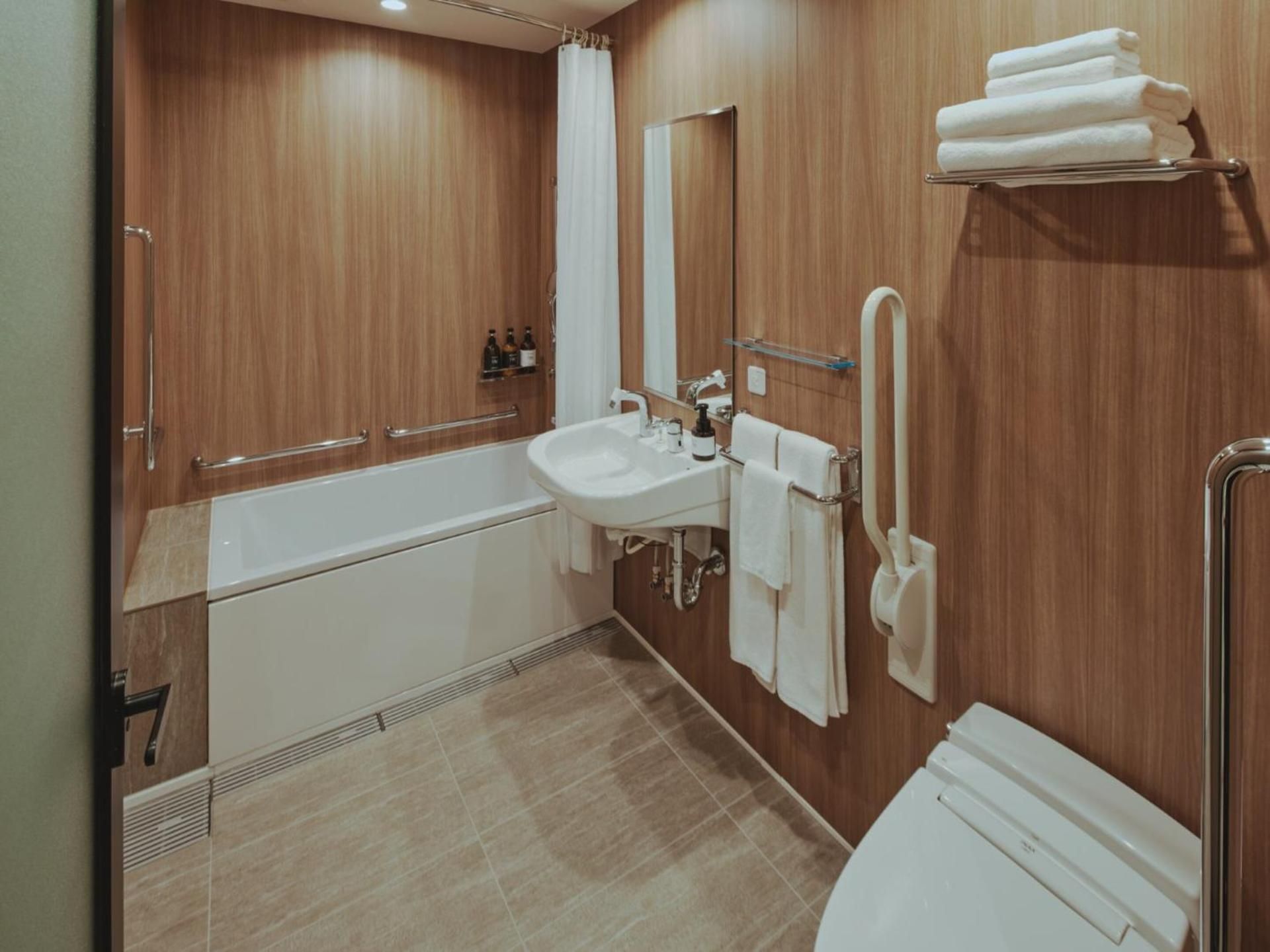 Universal Accessible Room With Heralbony