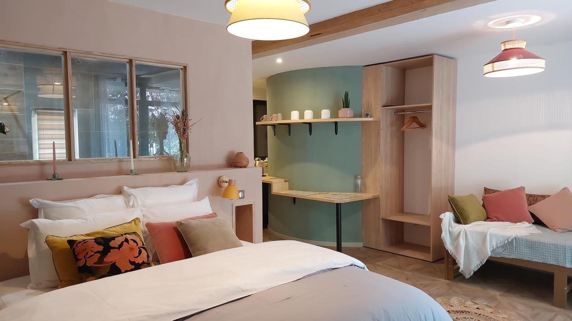 King Room with Roll-In Shower - Disability Access