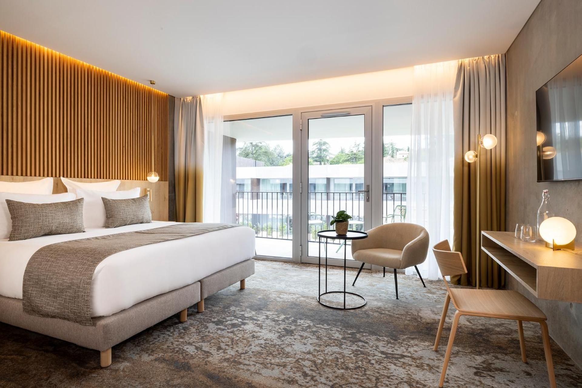King Suite with Pool View