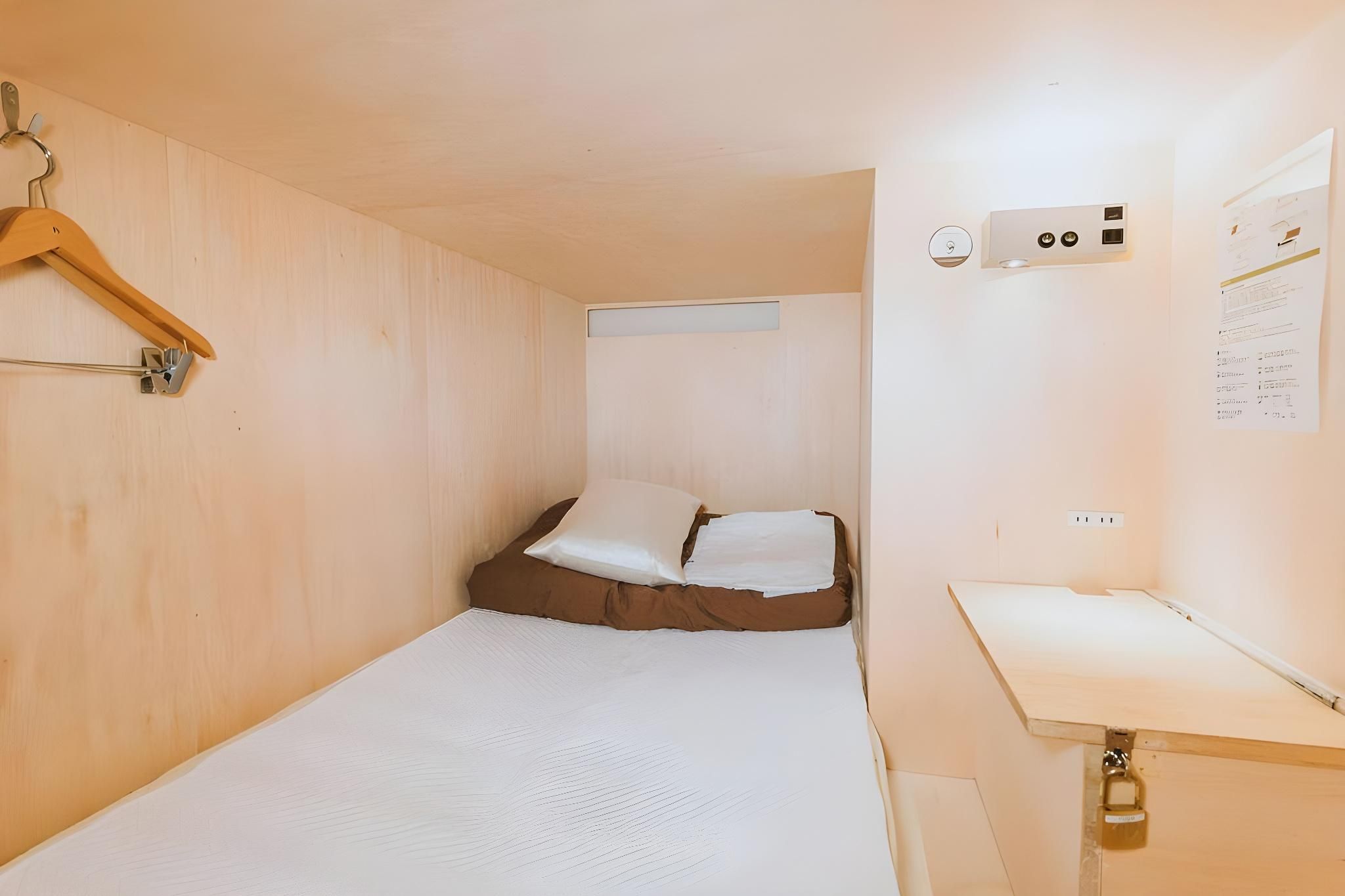 Single Bed in Mixed Dormitory Room