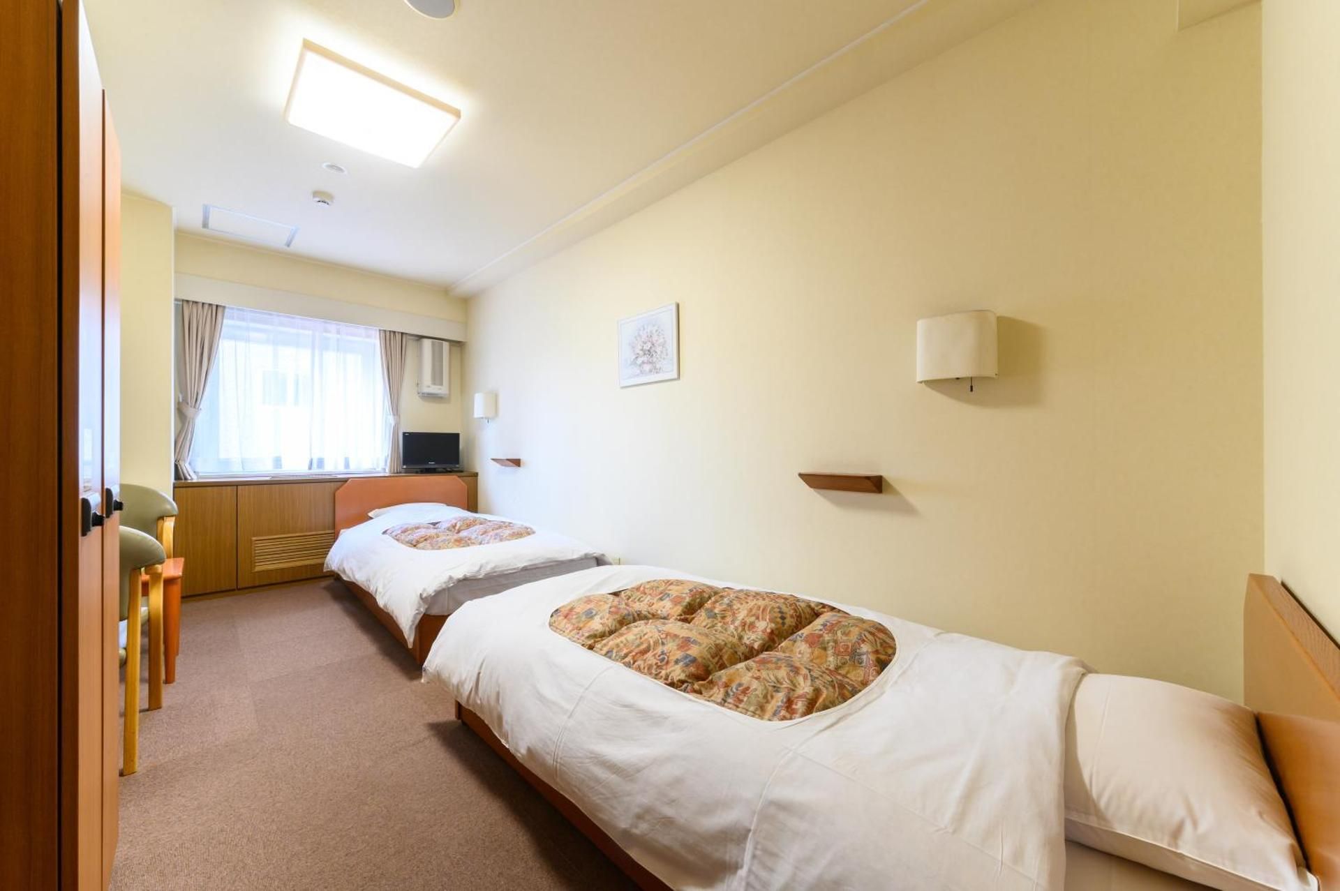 Twin Room with Shared Bathroom and Shared Toilet