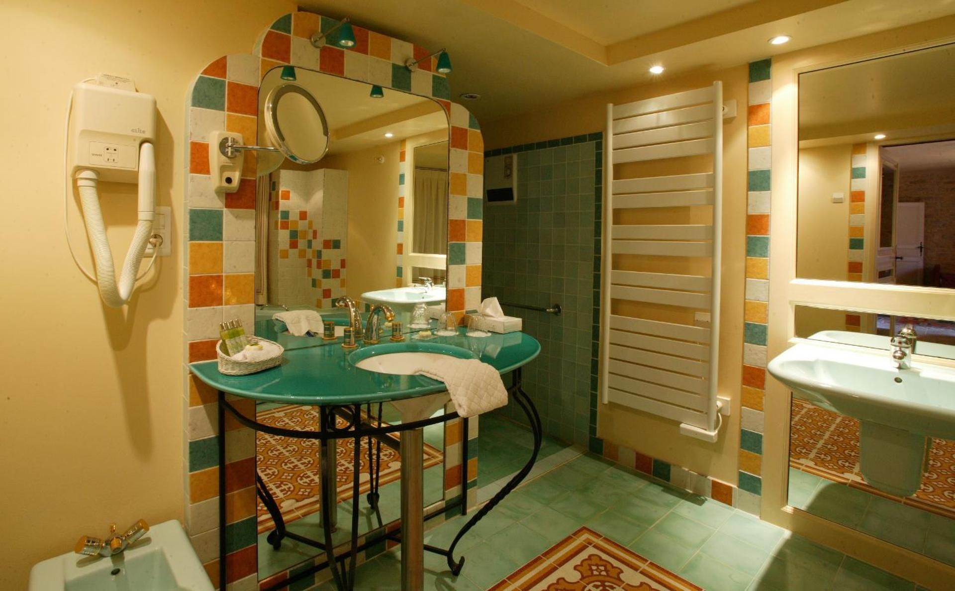 Deluxe Room (2 Adults + 1 Child)