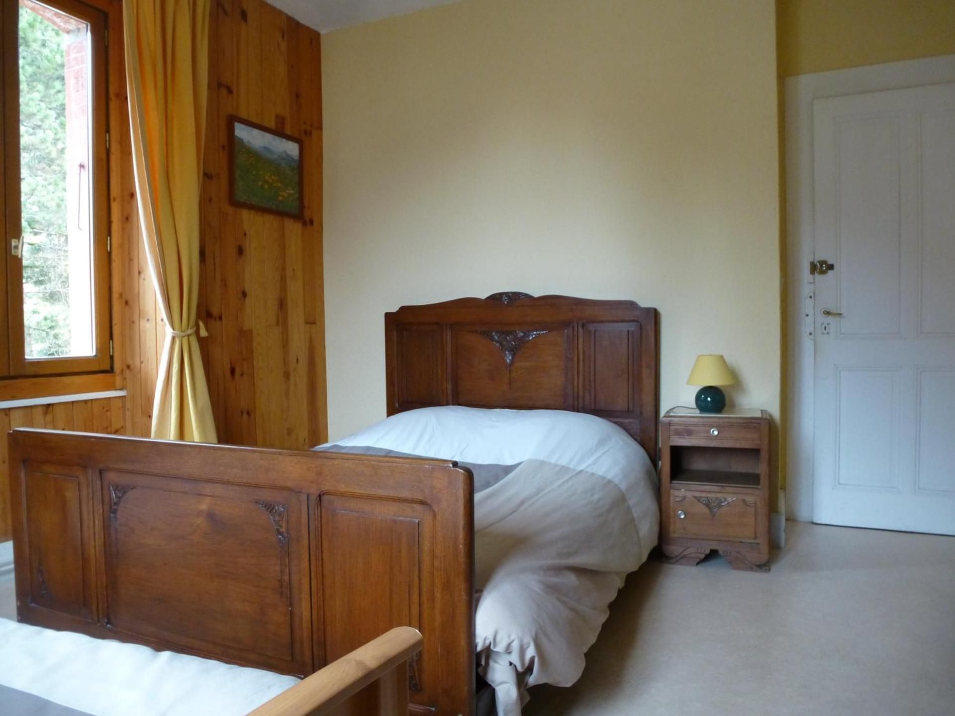 Basic Triple Room with Shared Bathroom