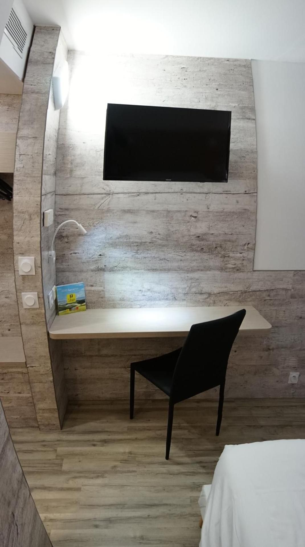 Family Room with Shared Bathroom (4 Adults + 2 Children)