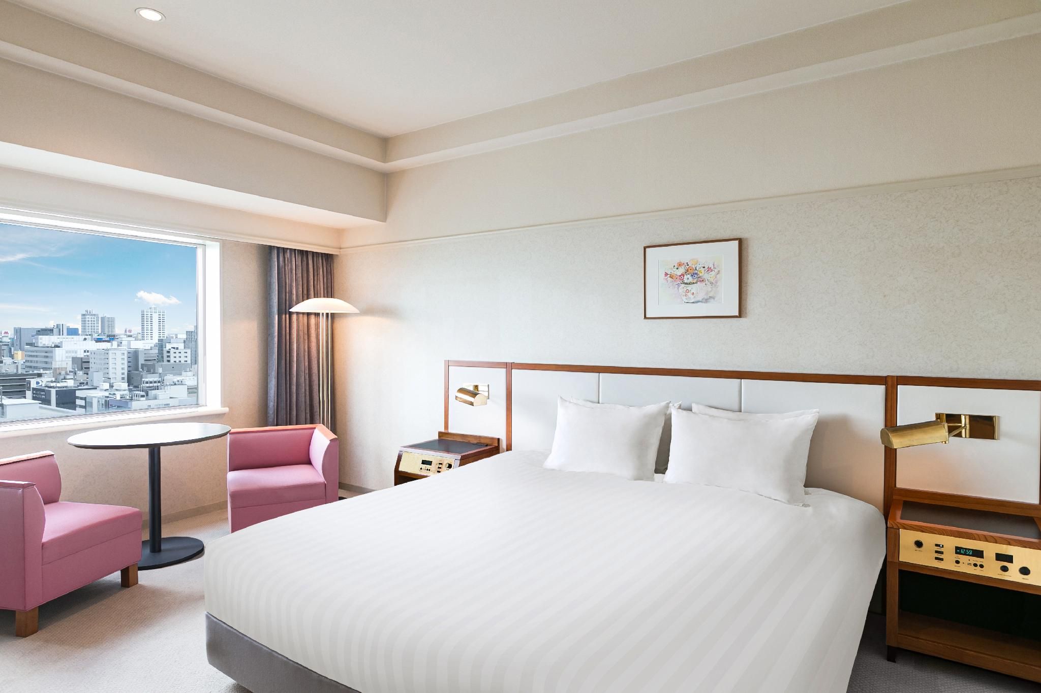 1 king bed Classic Room, City side