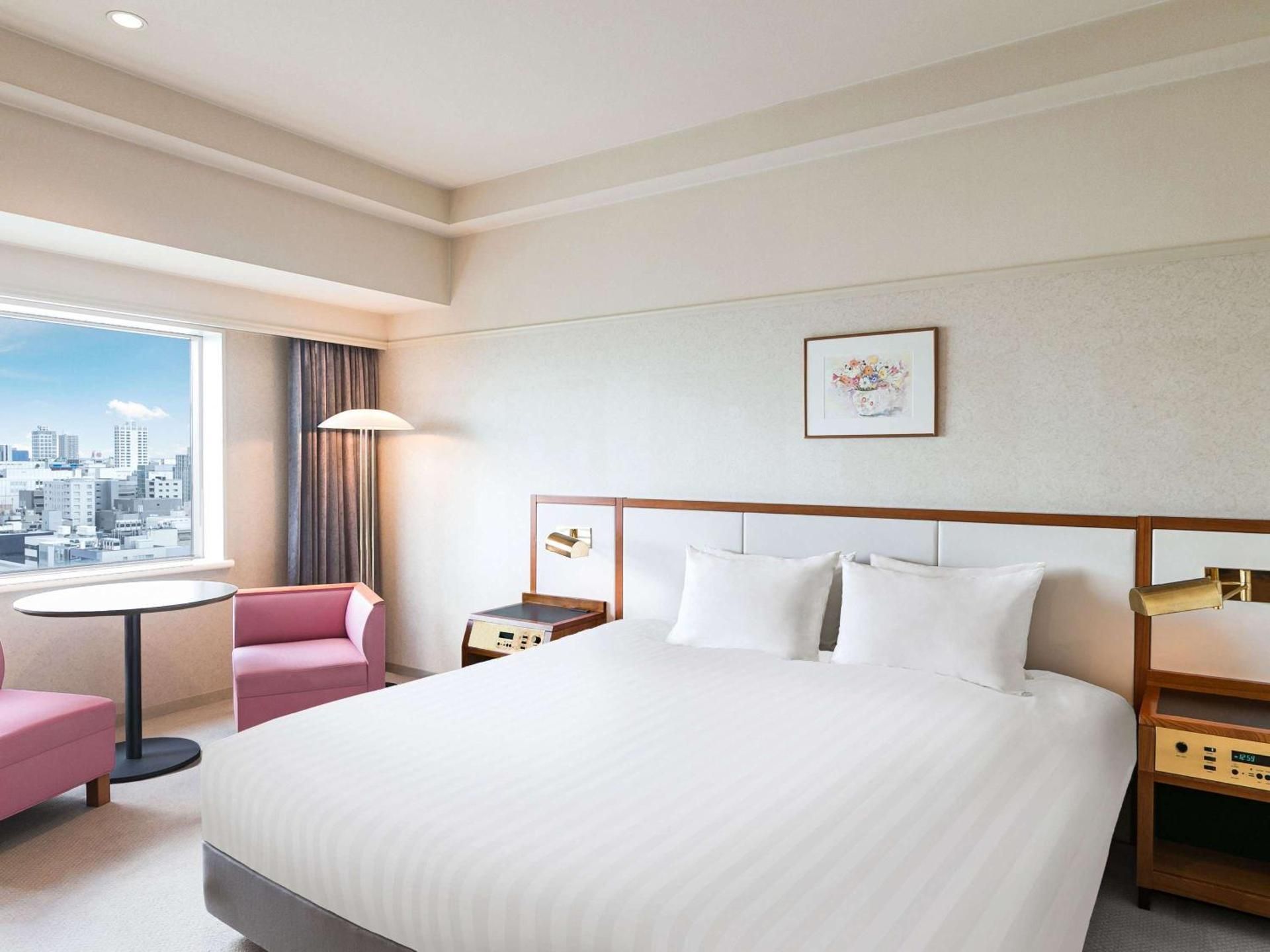 Classic Room with 1 king bed, City side