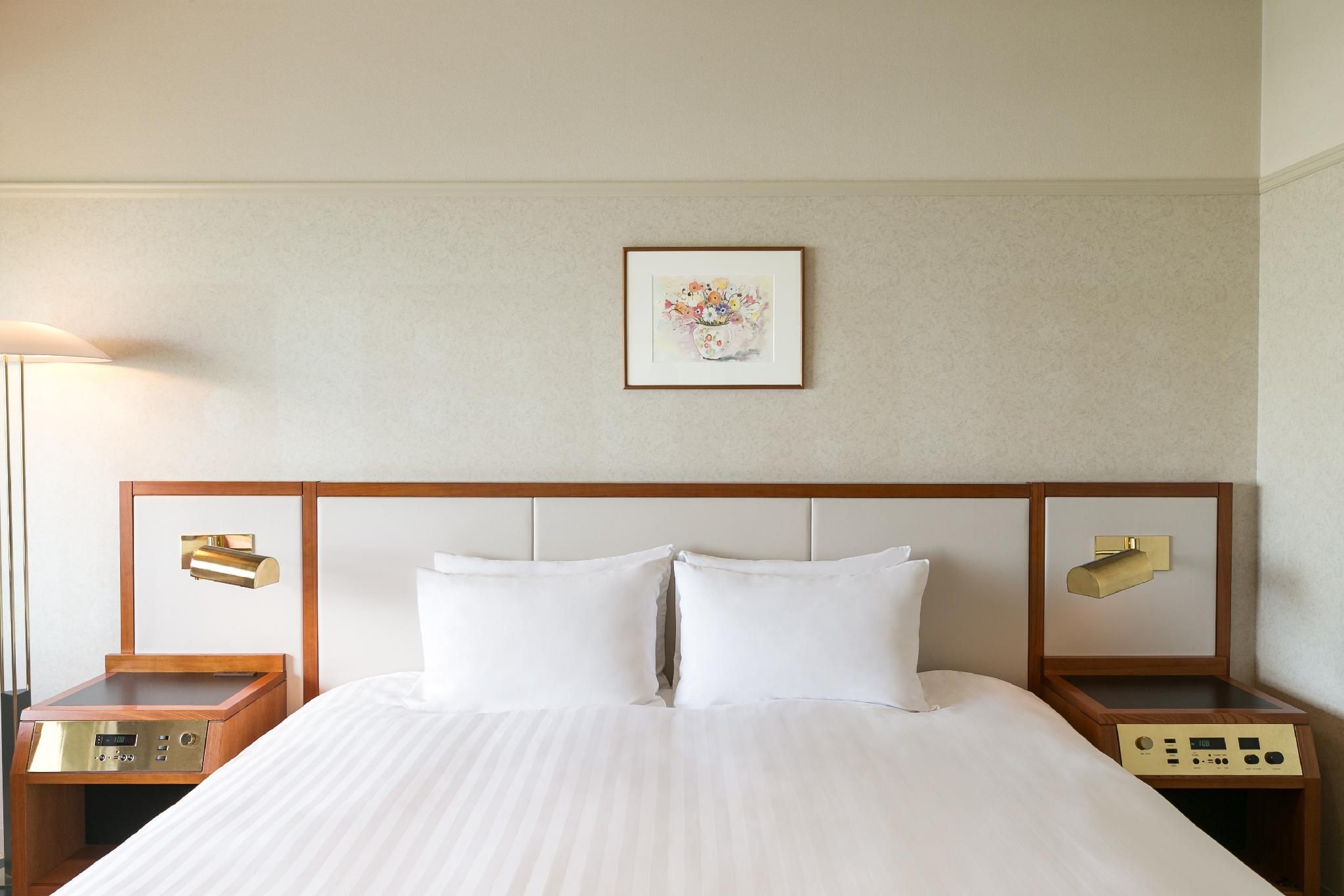 1 king bed Classic Room, City side